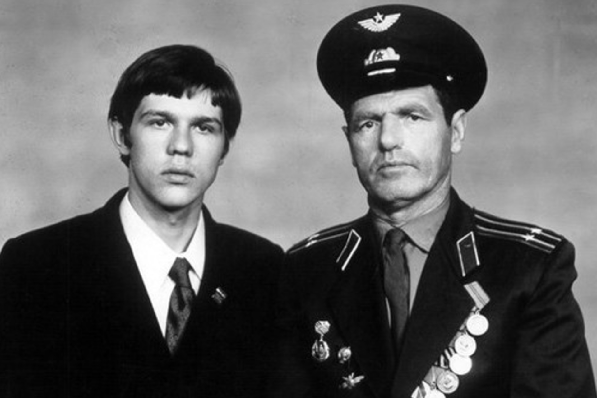 Александр Новиков в молодости с отцом – военным лётчиком