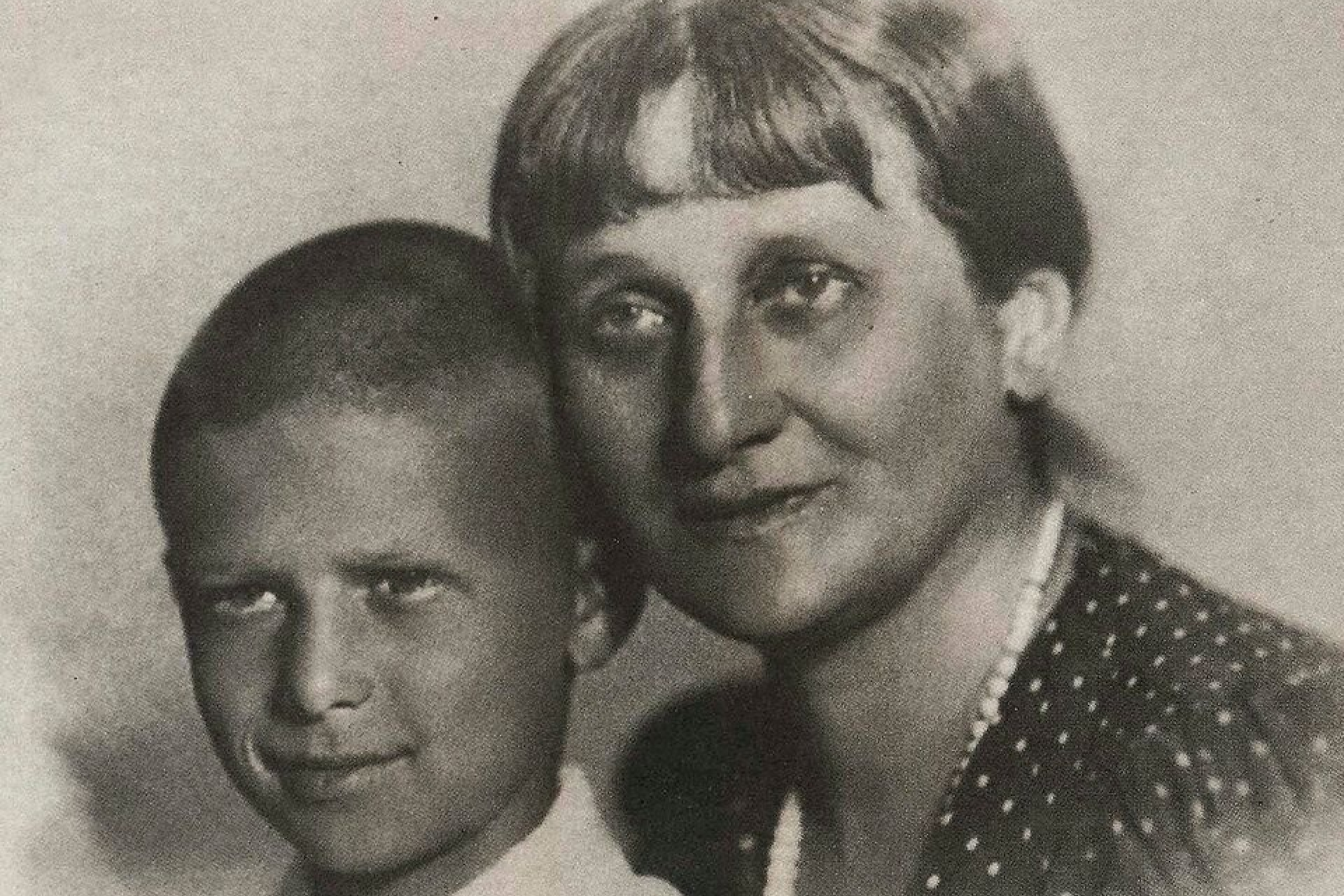 Анна Ахматова и её сын Лев Гумилёв в детстве