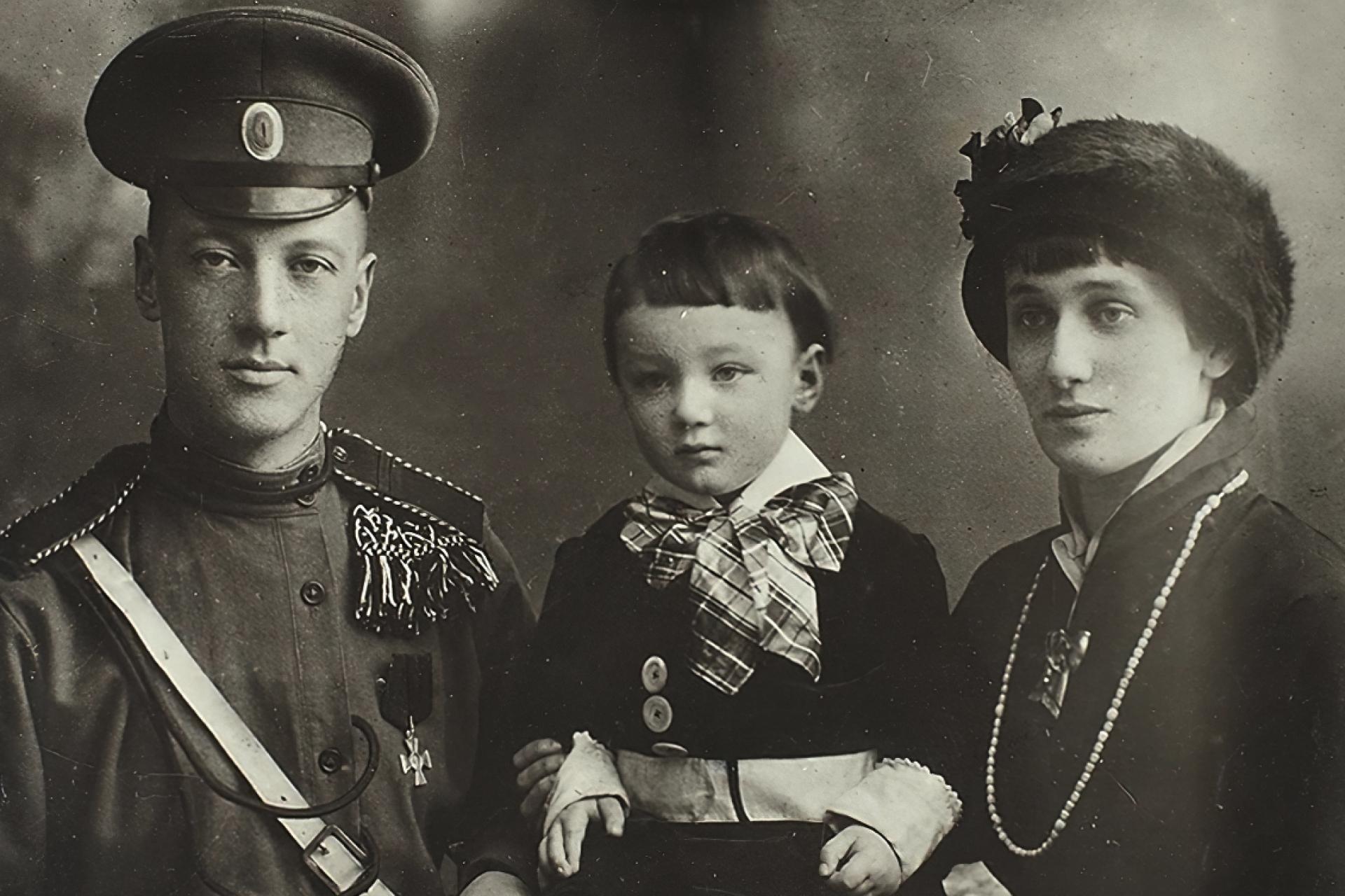 Анна Ахматова, её муж Николай Гумилёв и сын Лев Гумилёв