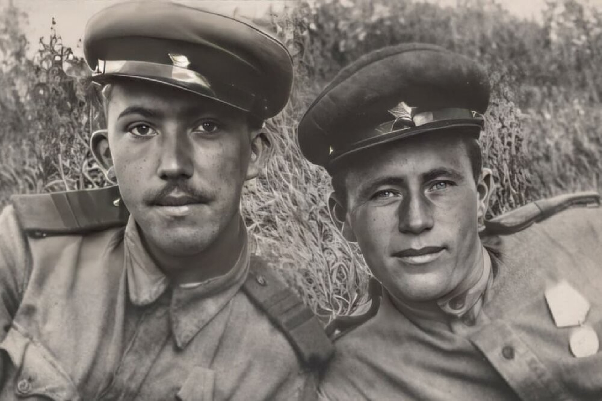 Юрий Никулин с боевым товарищем на фронте