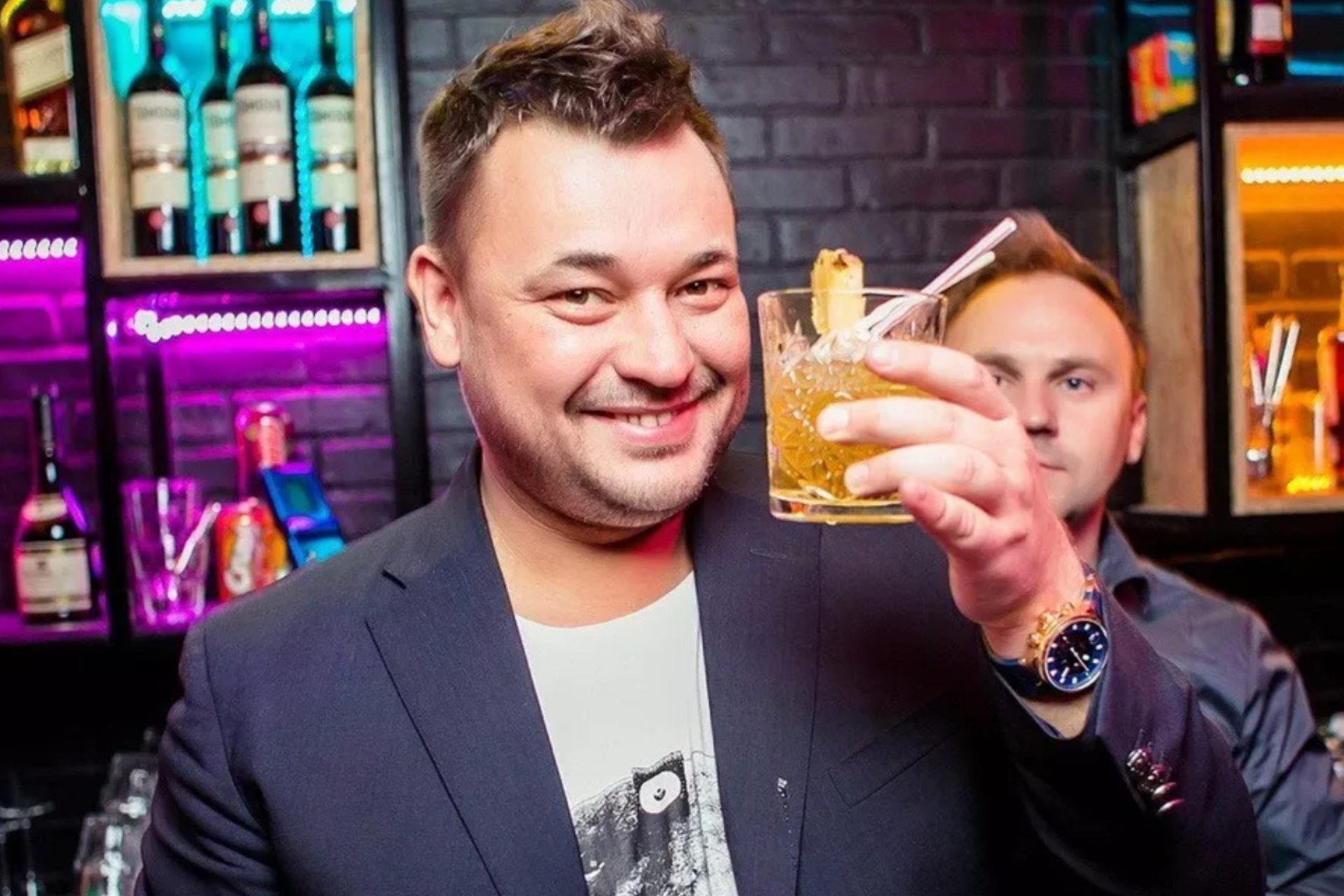 Сергей Жуков в своём баре «Руки вверх!»