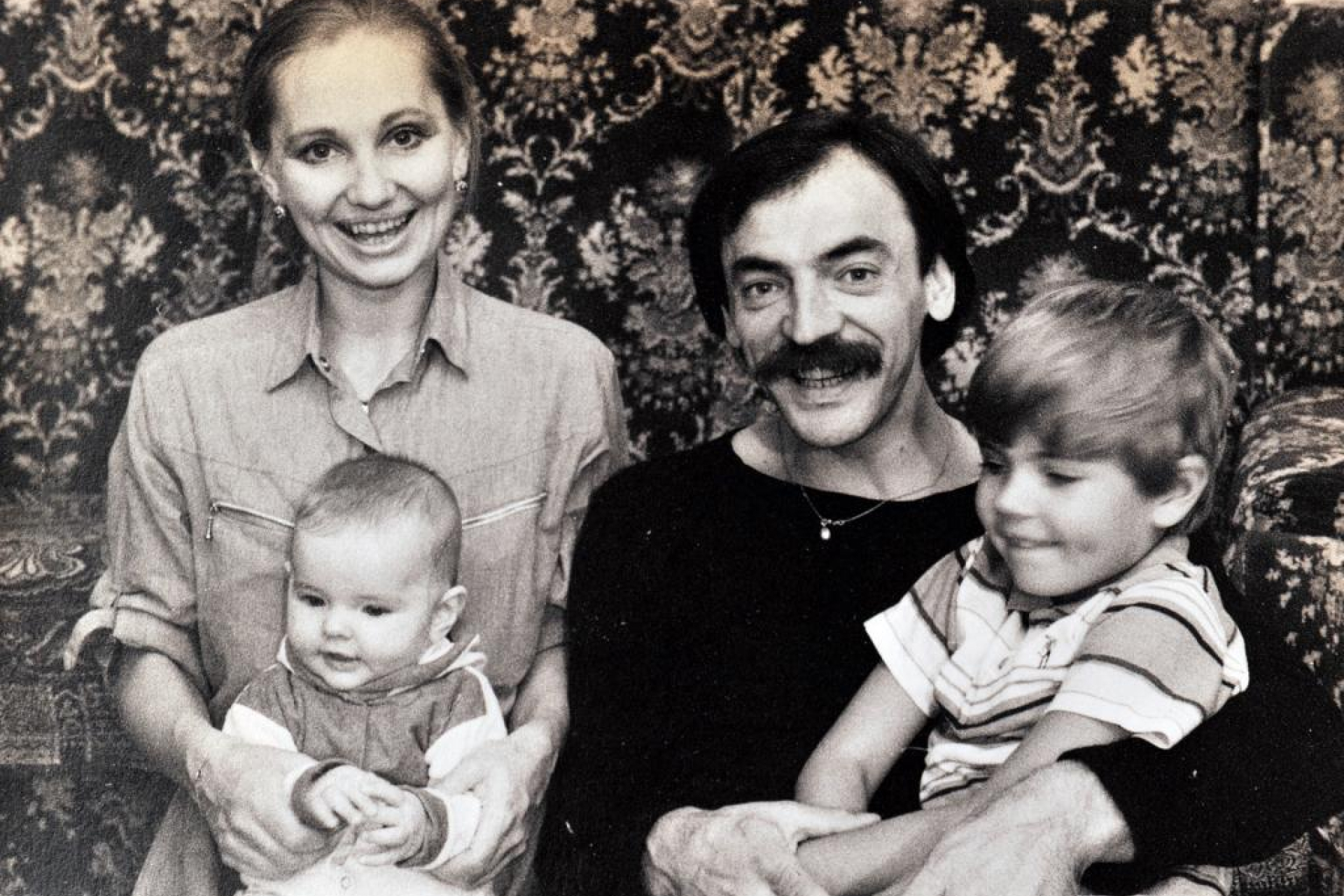 Михаил Боярский, его жена Лариса Луппиан и их дети