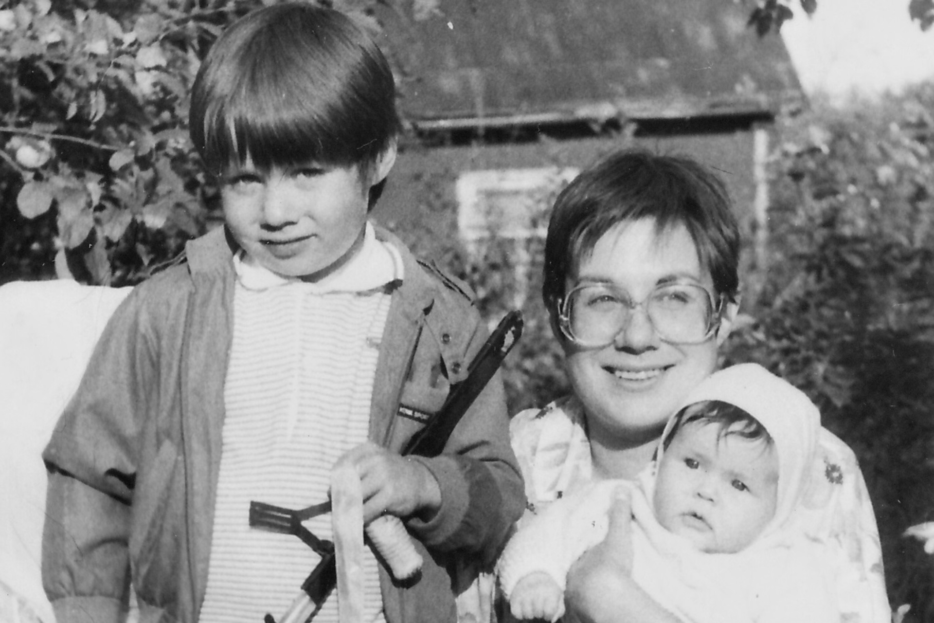 Стас Пьеха в детстве с мамой Илоной Броневицкой и сестрой Эрикой