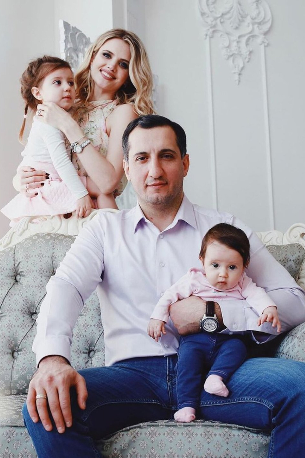 Арарат Кещян с женой и детьми