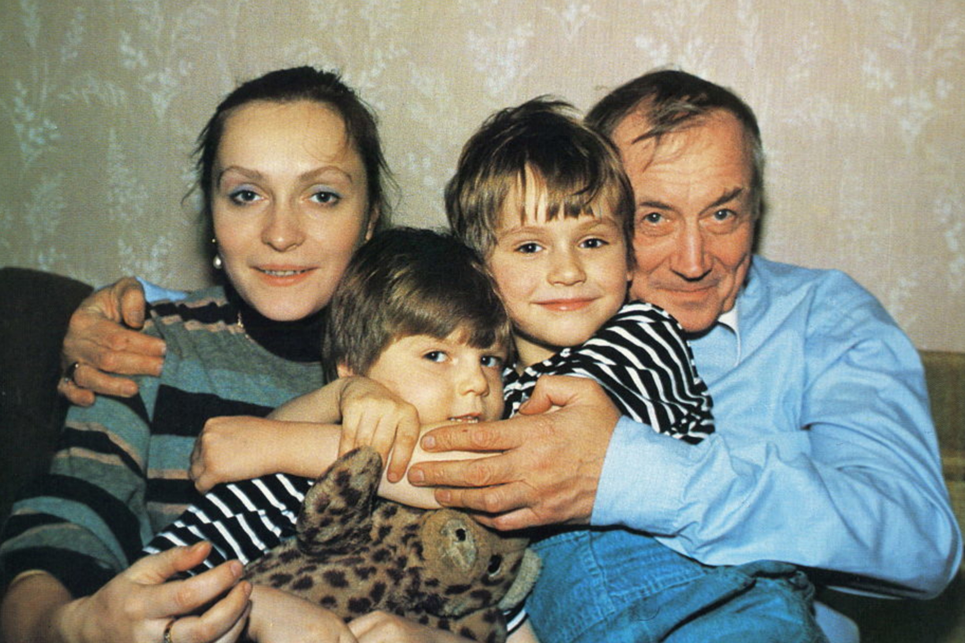 Евгения Евтушенко, его четвёртая жена Мария Новикова и их дети