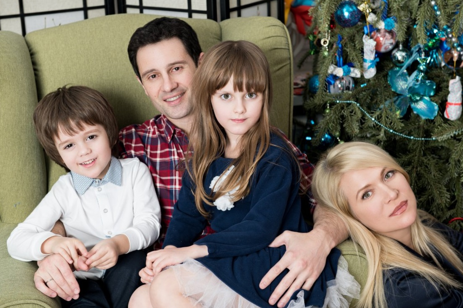 Антон Макарский с женой и детьми