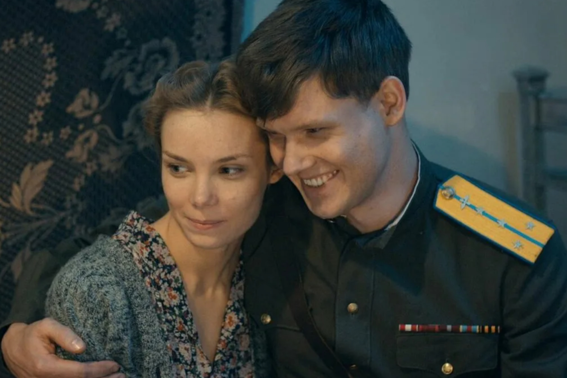 Ольга Арнтгольц и Виктор Хориняк в сериале «Офицерские жёны» (2015)
