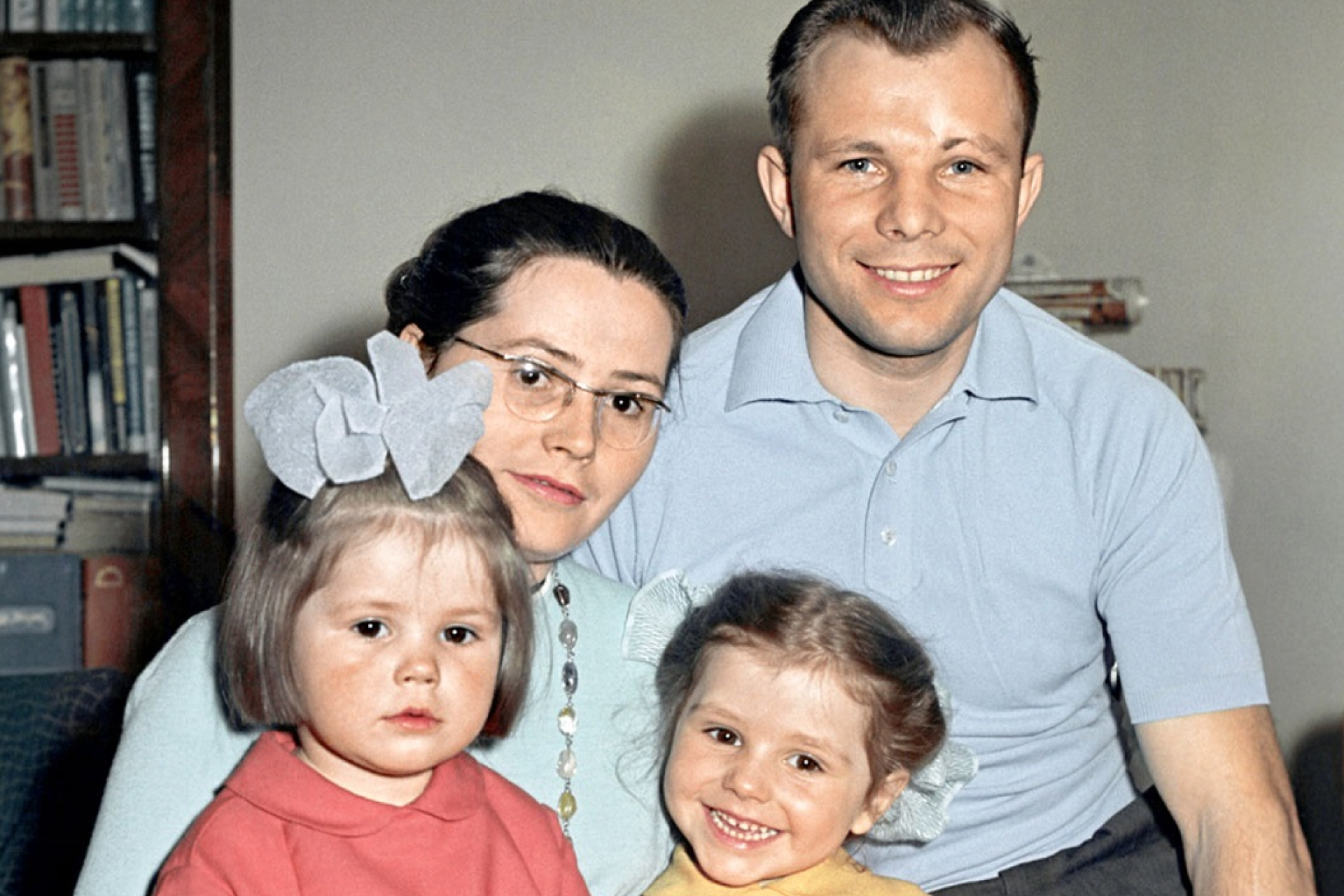 Юрий Гагарин с женой и детьми