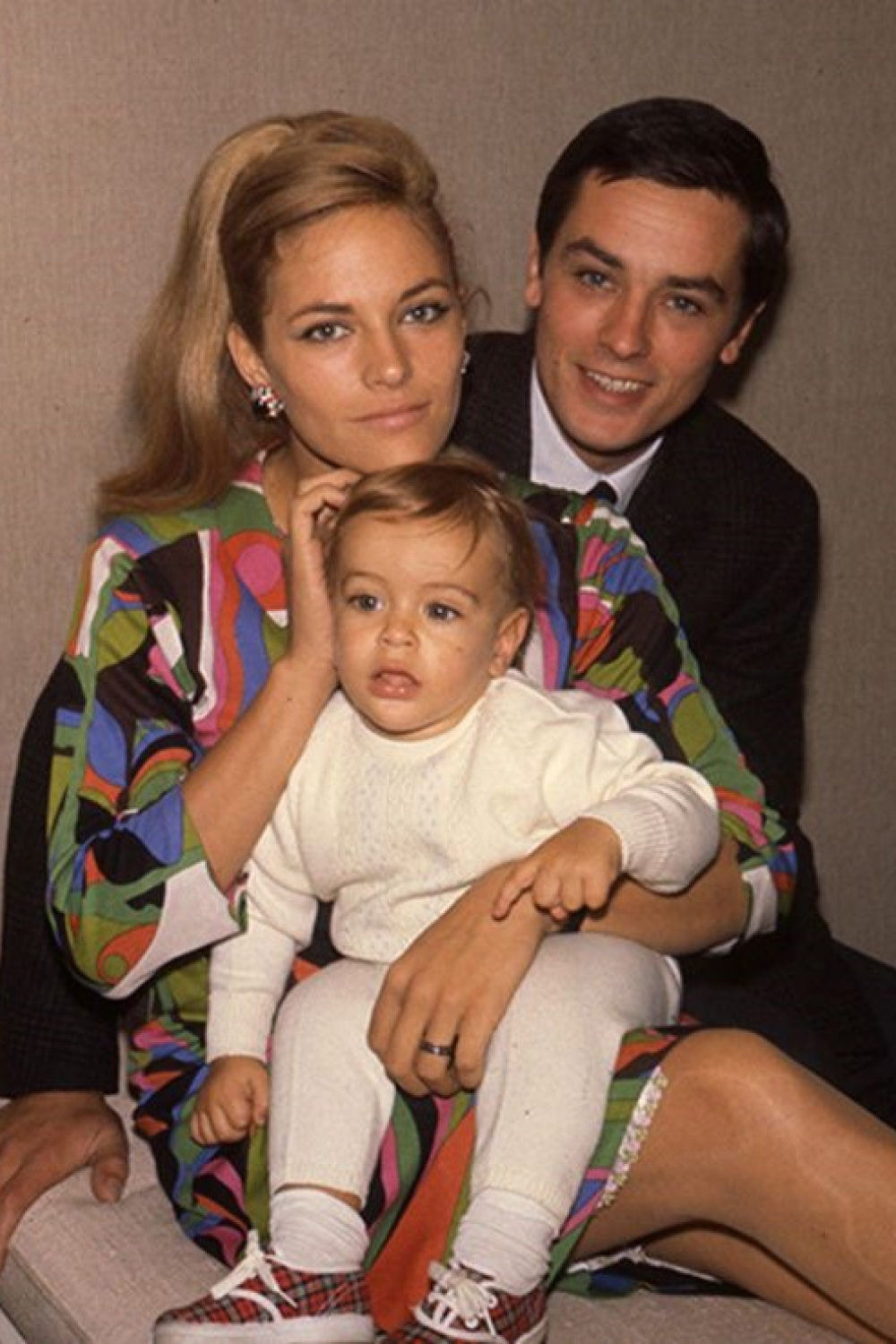 Ален Делон, его первая жена Натали Бартелеми и сын Энтони Делон