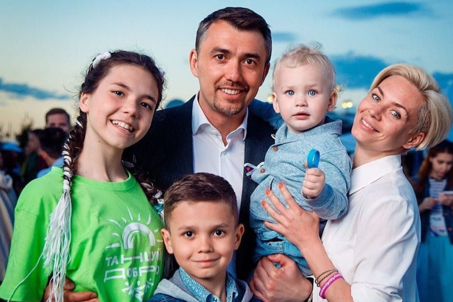 Дамир Фаттахов с женой и детьми