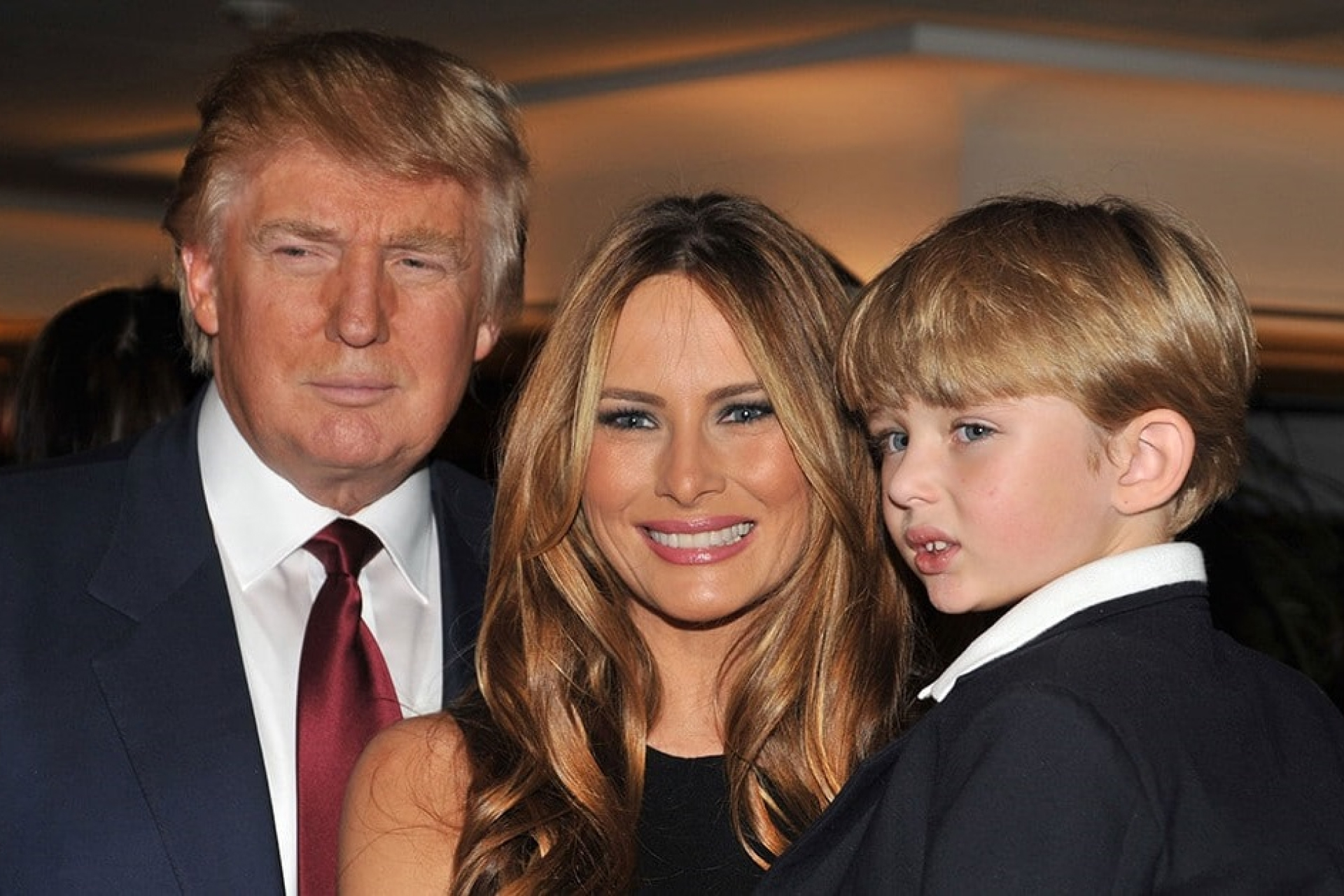 Дональд Трамп, его третья жена Мелания Трамп и сын Бэррон
