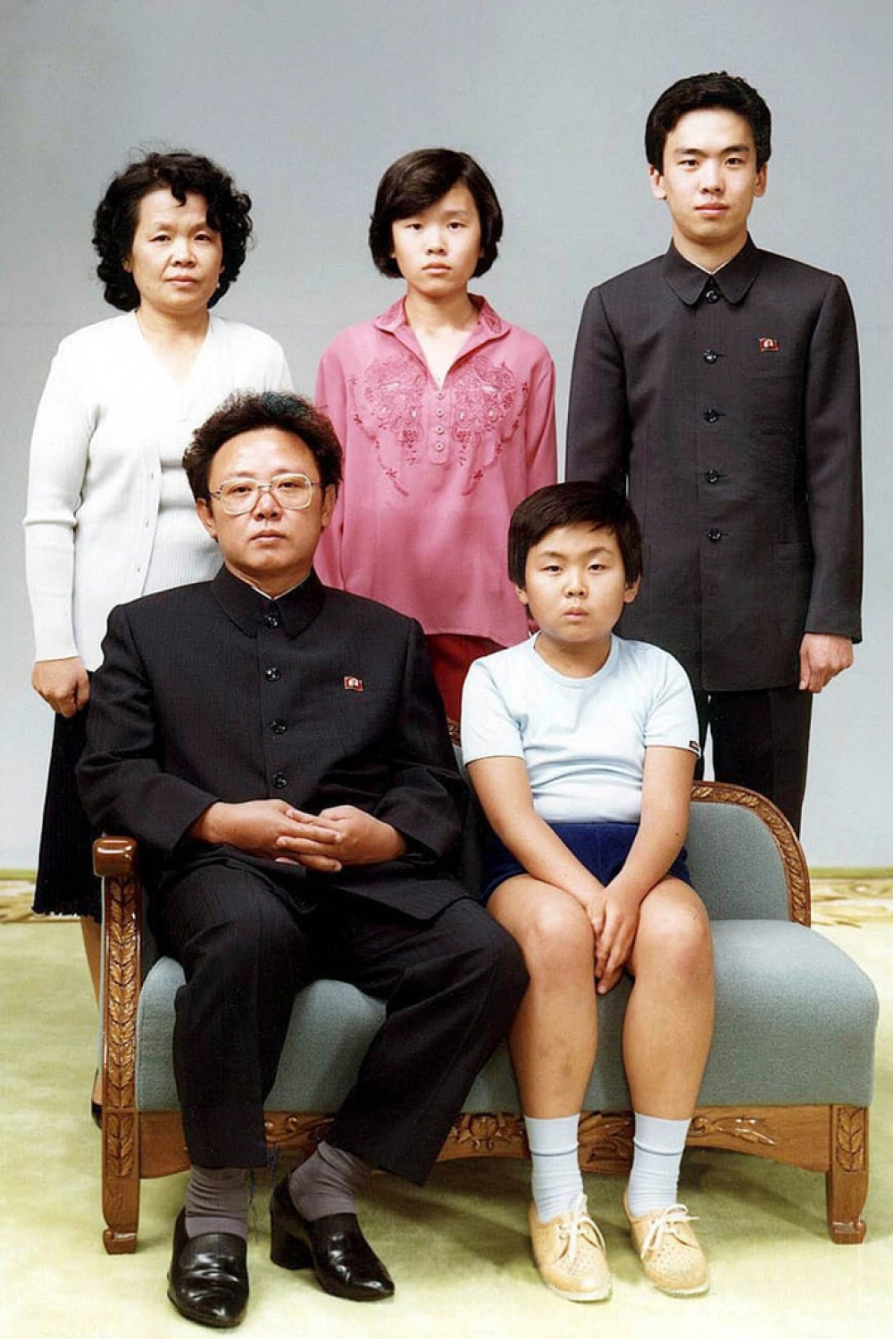 Ким Чен Ын в детстве с родительской семьёй (первый ряд, справа)