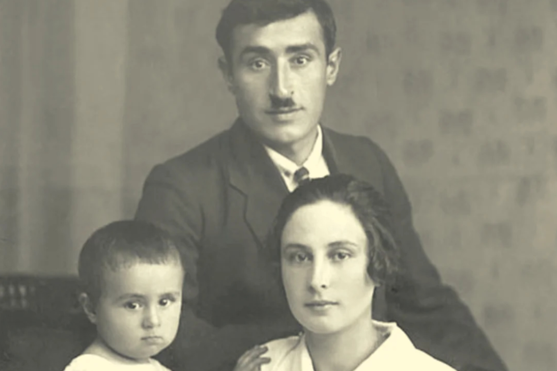 Эдуард Асадов в детстве с родителями