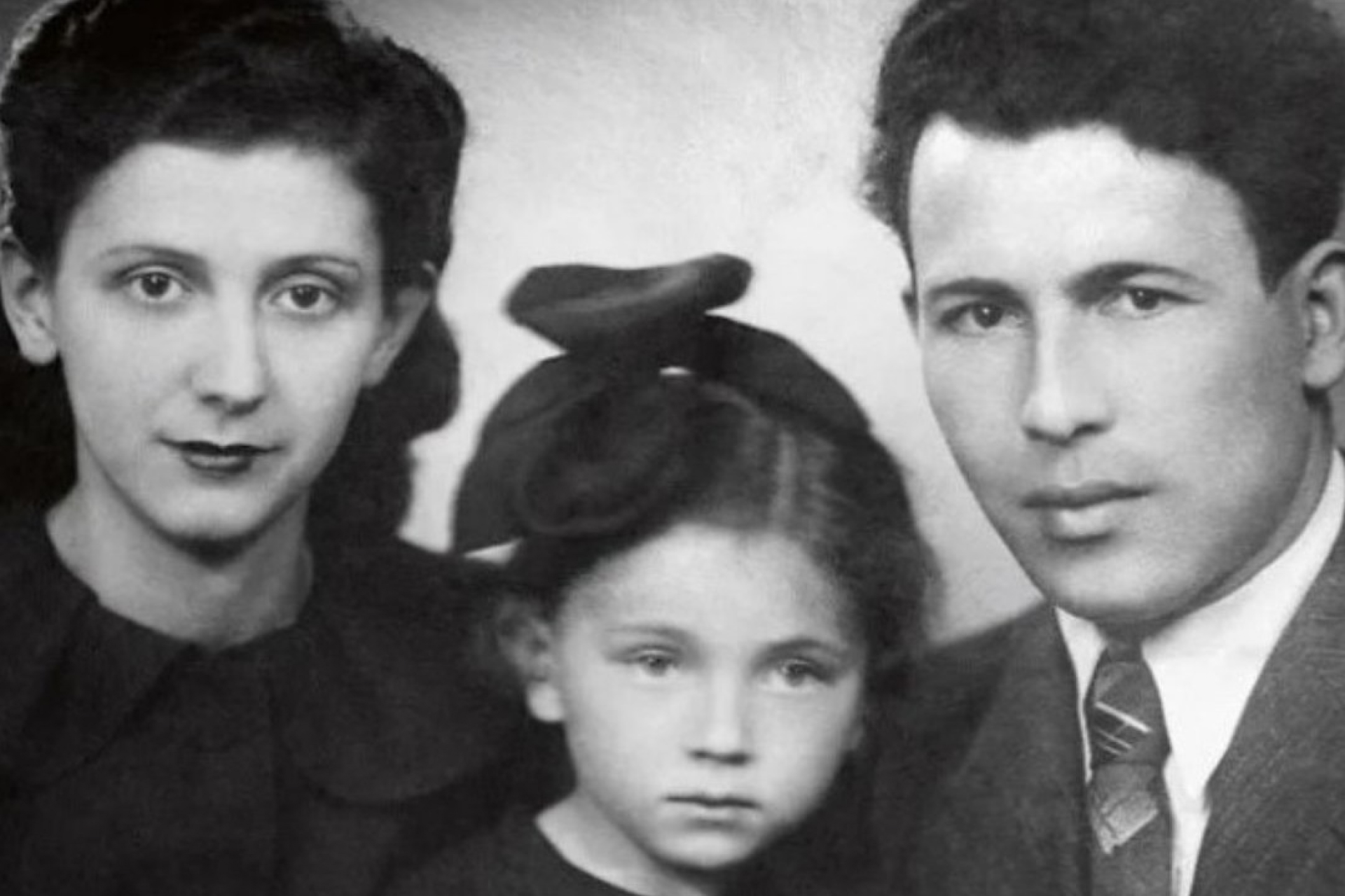 Лариса Рубальская в детстве с родителями