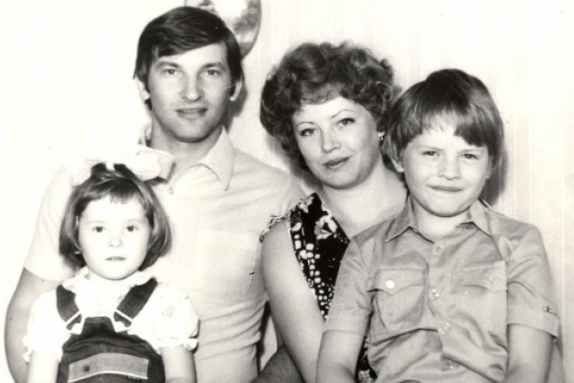 Владислав Третьяк с женой и детьми в молодости