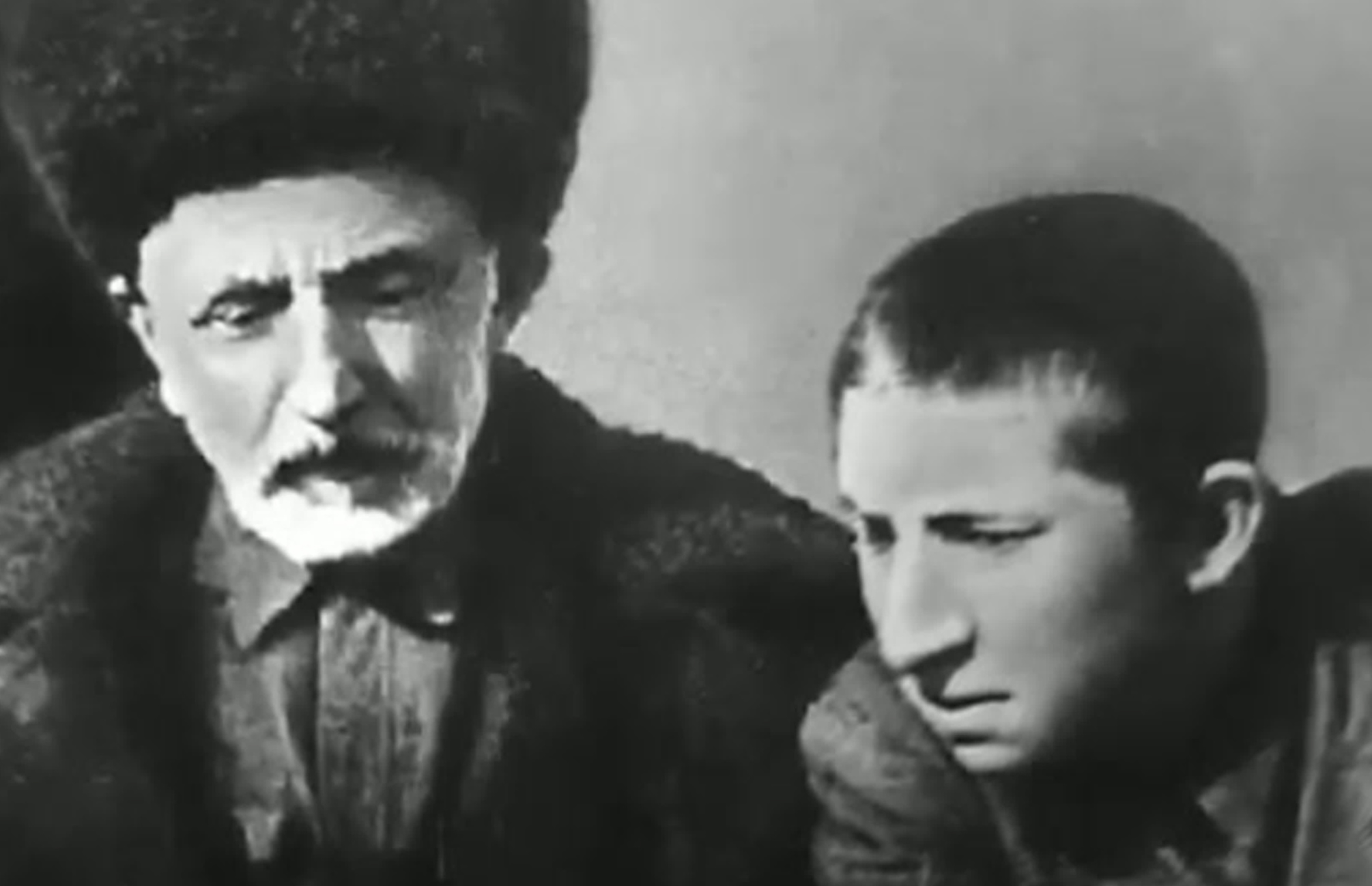 Расул Гамзатов в юности и его отец Гамзат Цадаса