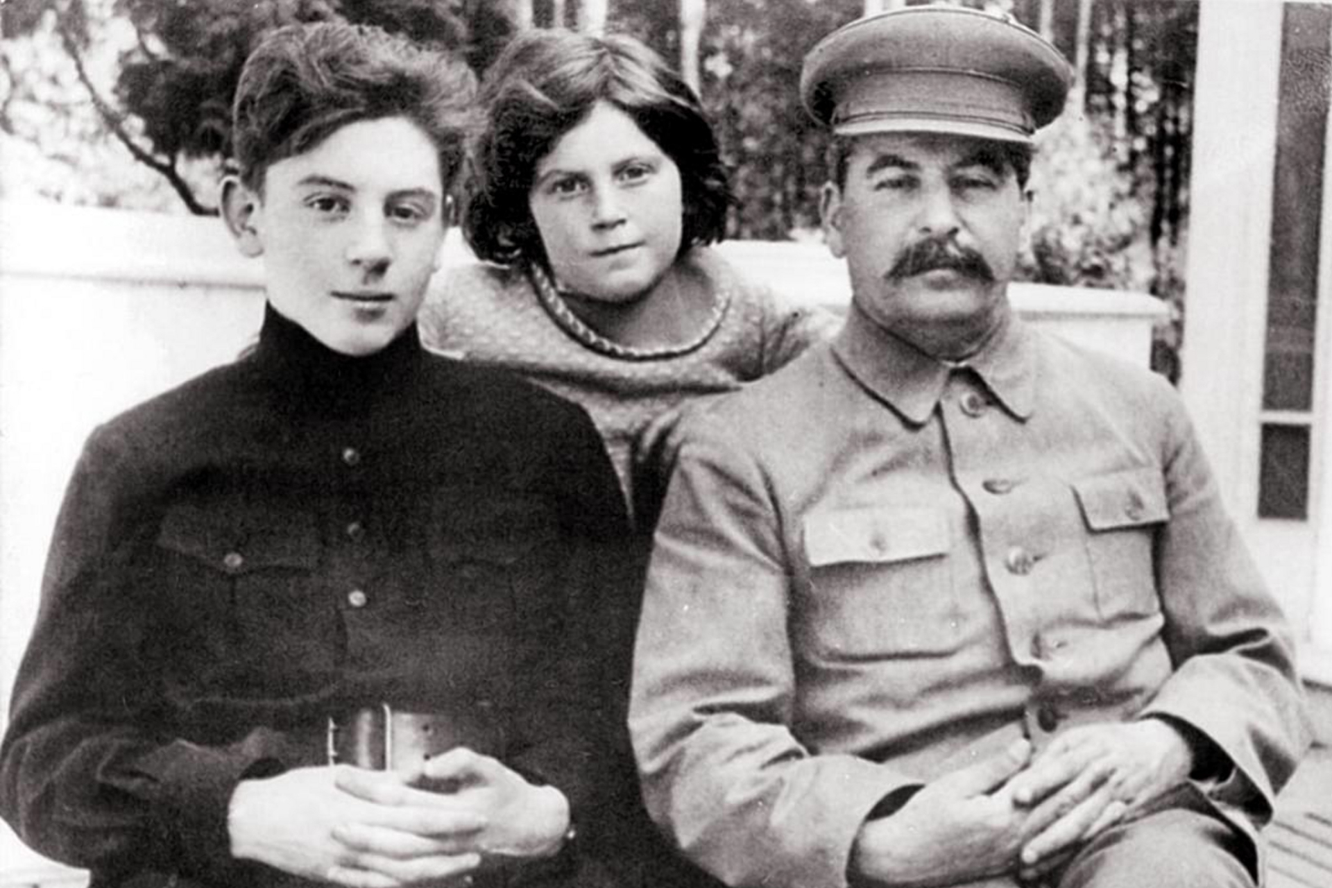 Иосиф Сталин с сыном Василием и дочерью Светланой