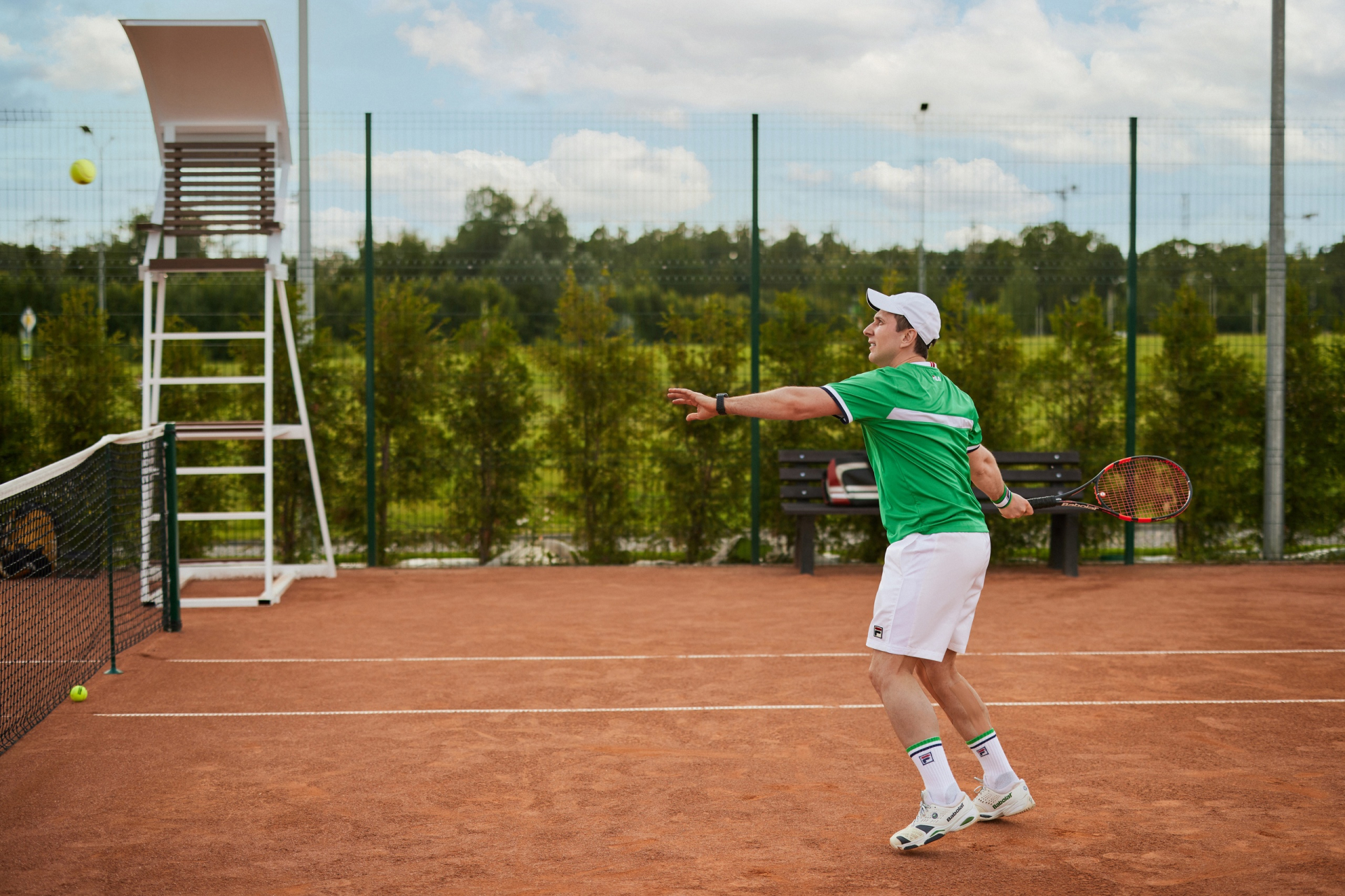 Константин Владимирович Маслаков играет в теннис
