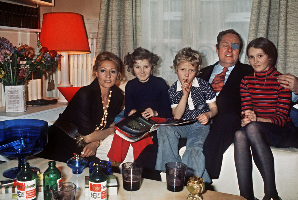 Марин Ле Пен в детстве (в центре) с родителями и сёстрами
