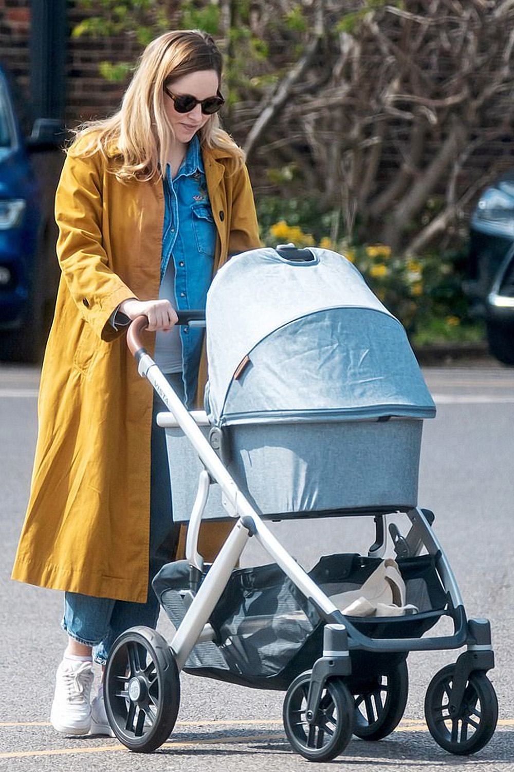 Софи Рандл на прогулке с сыном