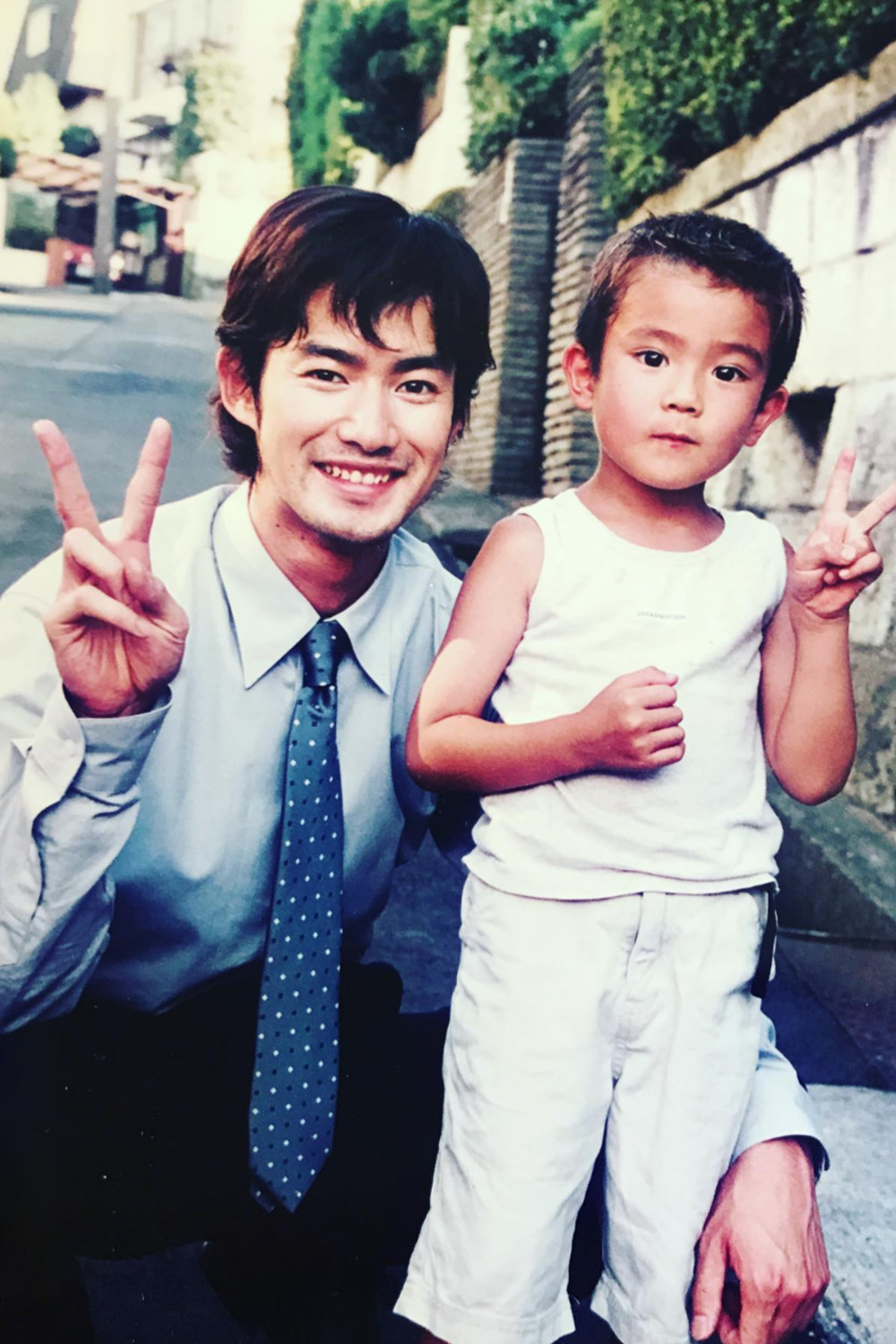 Макэню в детстве с актером Такеноучи Ютакой