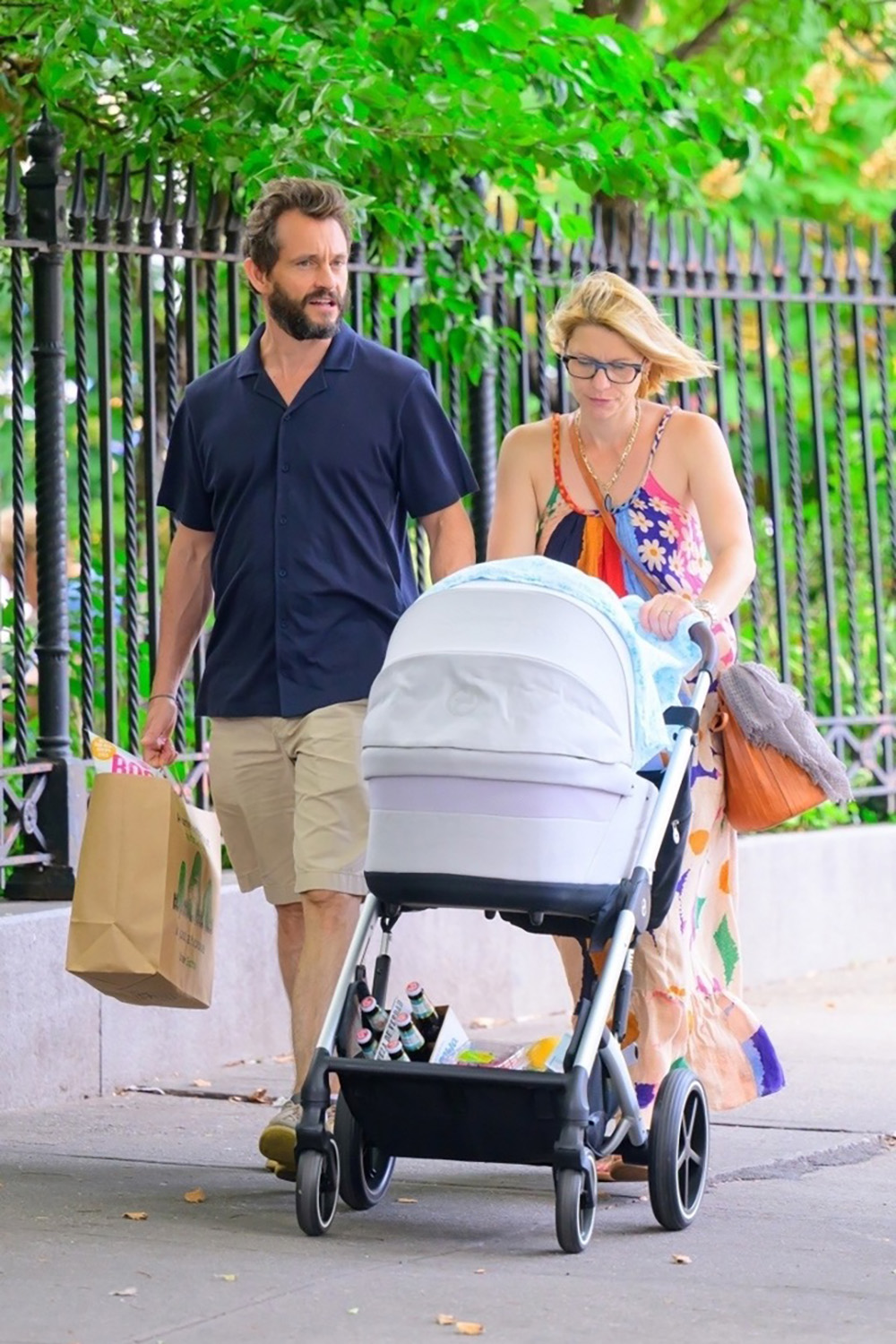 Хью Дэнси и его жена на прогулке с новорожденной дочерью