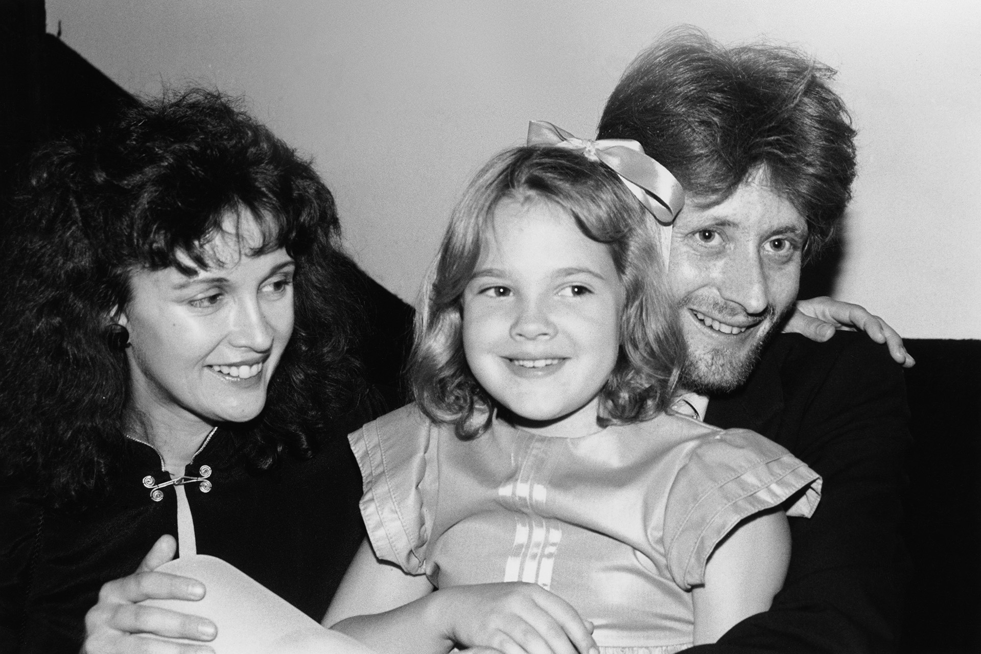 Дрю Бэрримор в детстве со своей матерью Джейд Бэрримор и братом по отцу Джоном Блайтом Бэрримором
