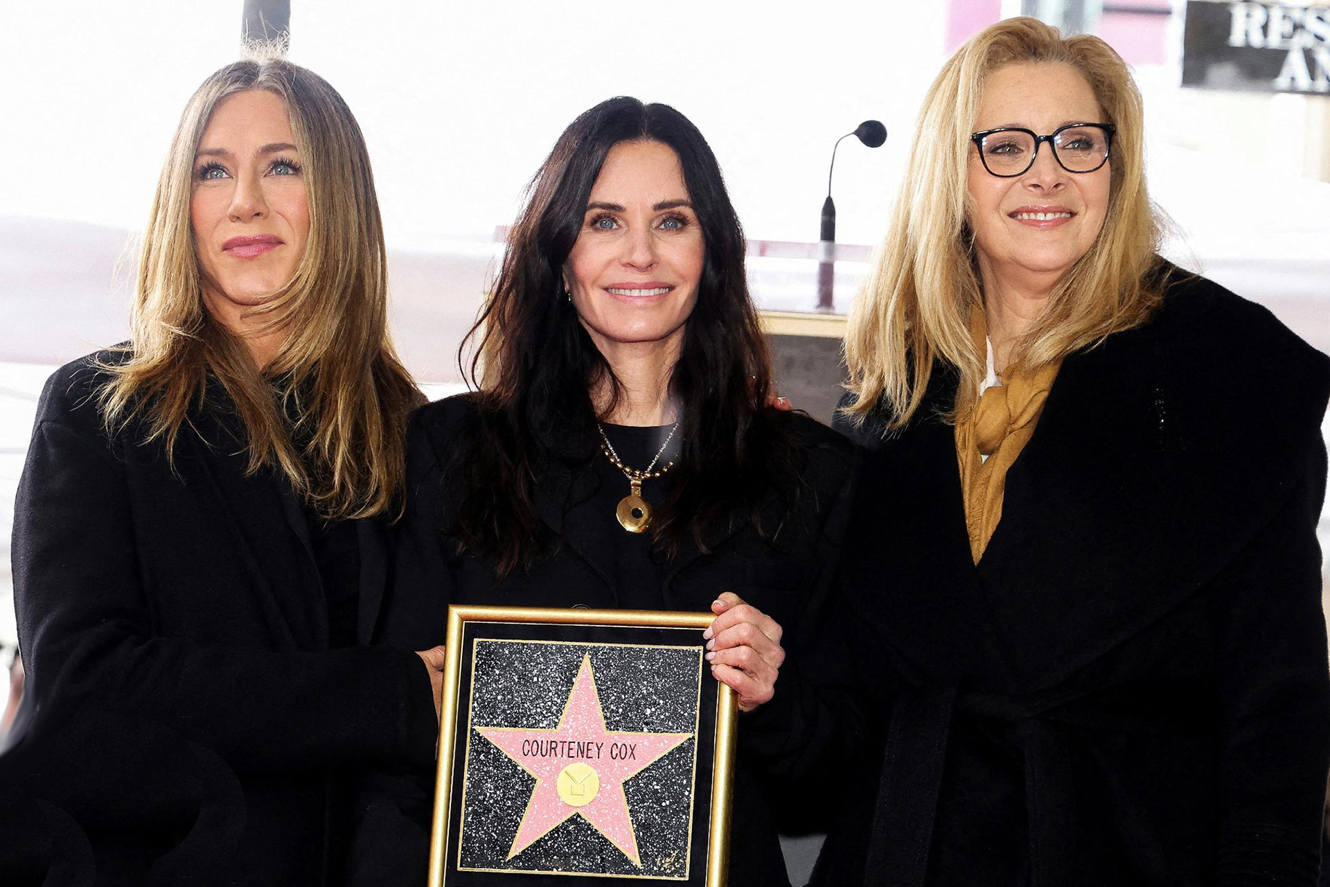 Дженнифер Энистон и Лиза Кудроу на вручении Кортни Кокс звезды на «Аллее славы» в Голливуде