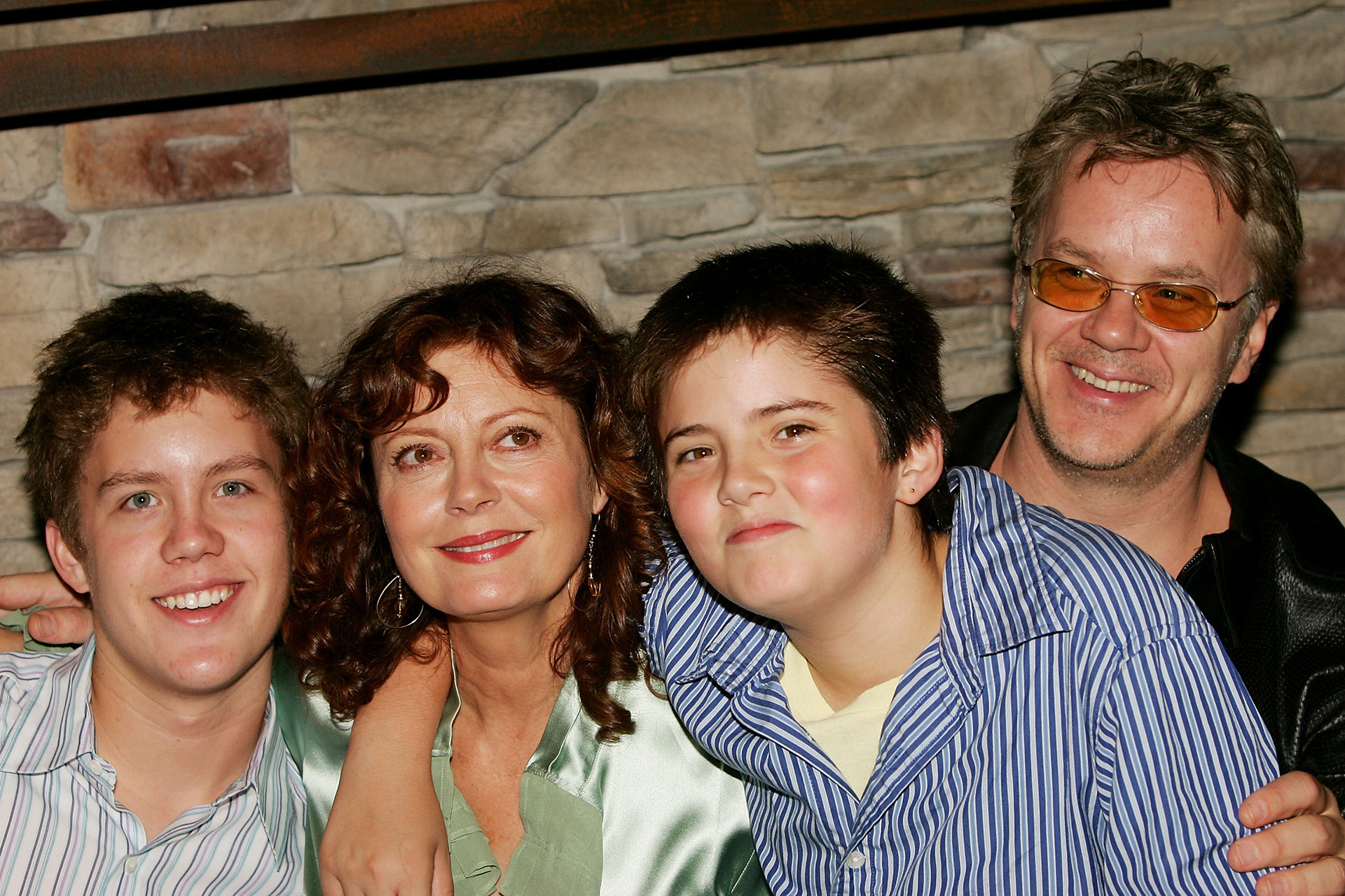 Тим Роббинс со Сьюзан Сарандон и сыновьями