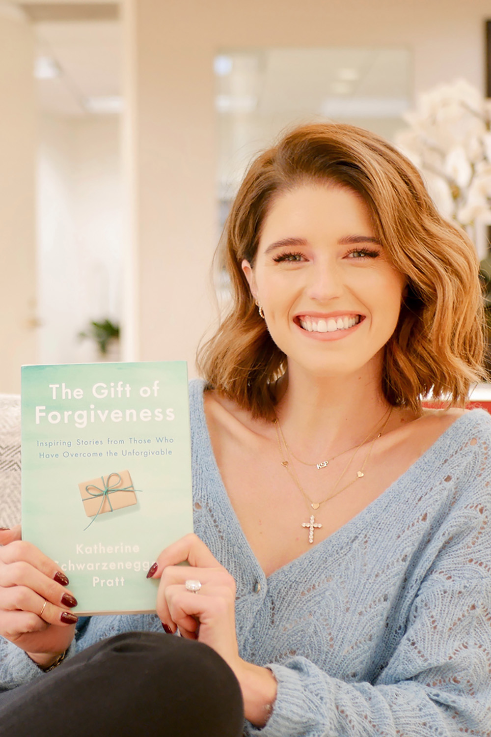 Кэтрин Шварценеггер Пратт со своей книгой «Дар прощения: вдохновляющие истории тех, кто преодолел непростительное»