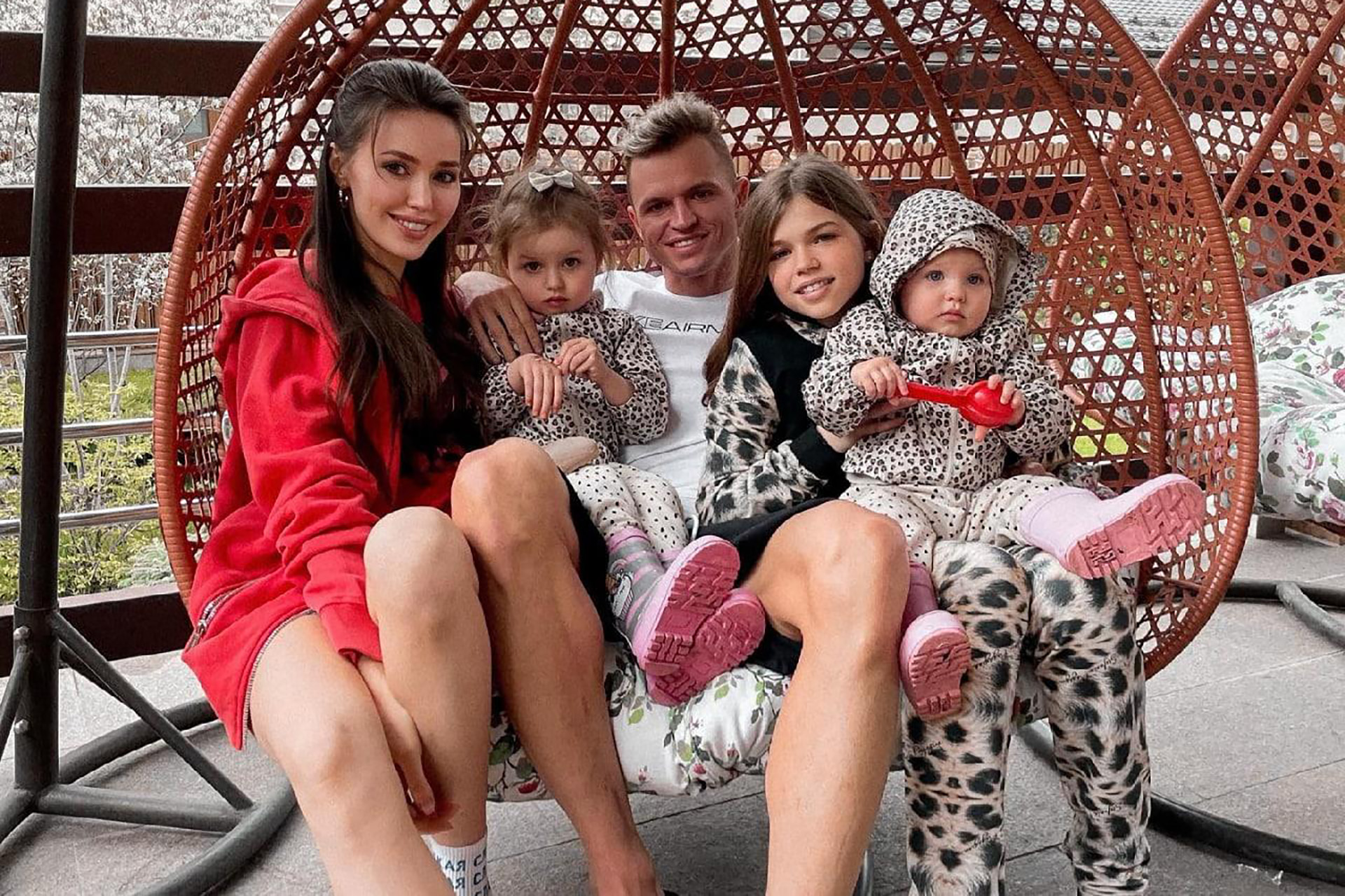 Анастасия Костенко с мужем Дмитрием Тарасовым и детьми