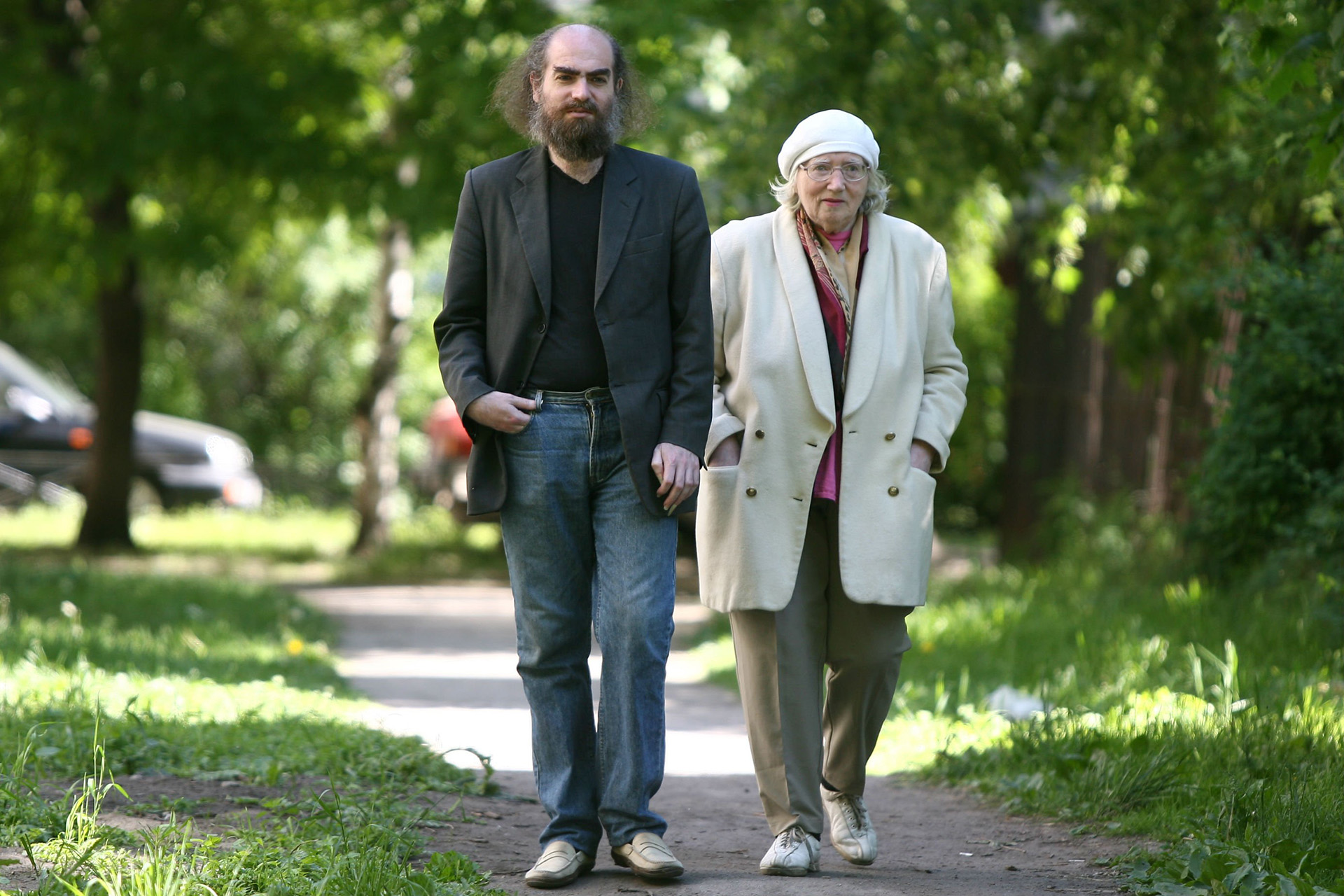 Григорий Перельман на прогулке с мамой Любовью Лейбовной