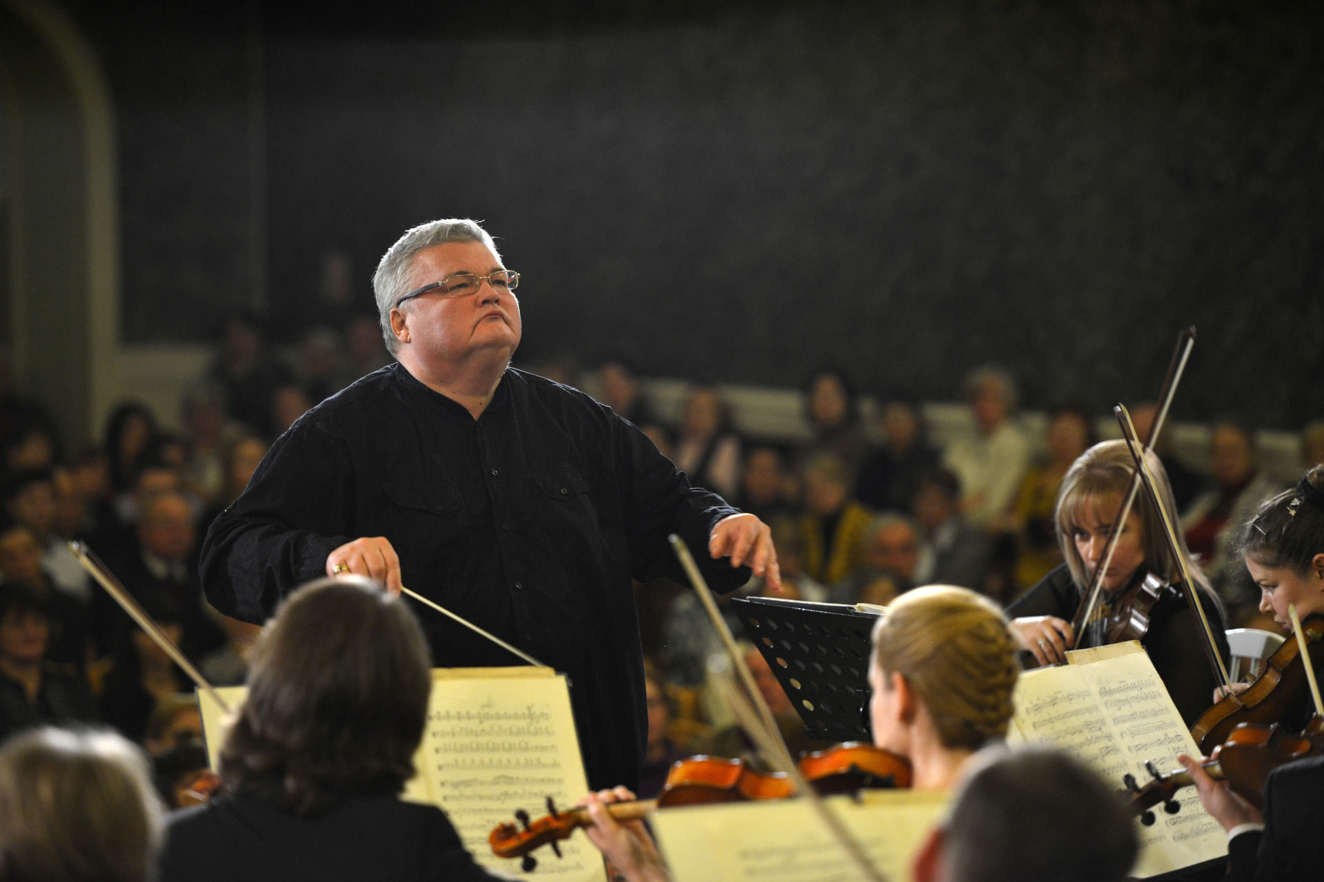 Сергей Стадлер управляет Симфоническим оркестром Санкт-Петербурга