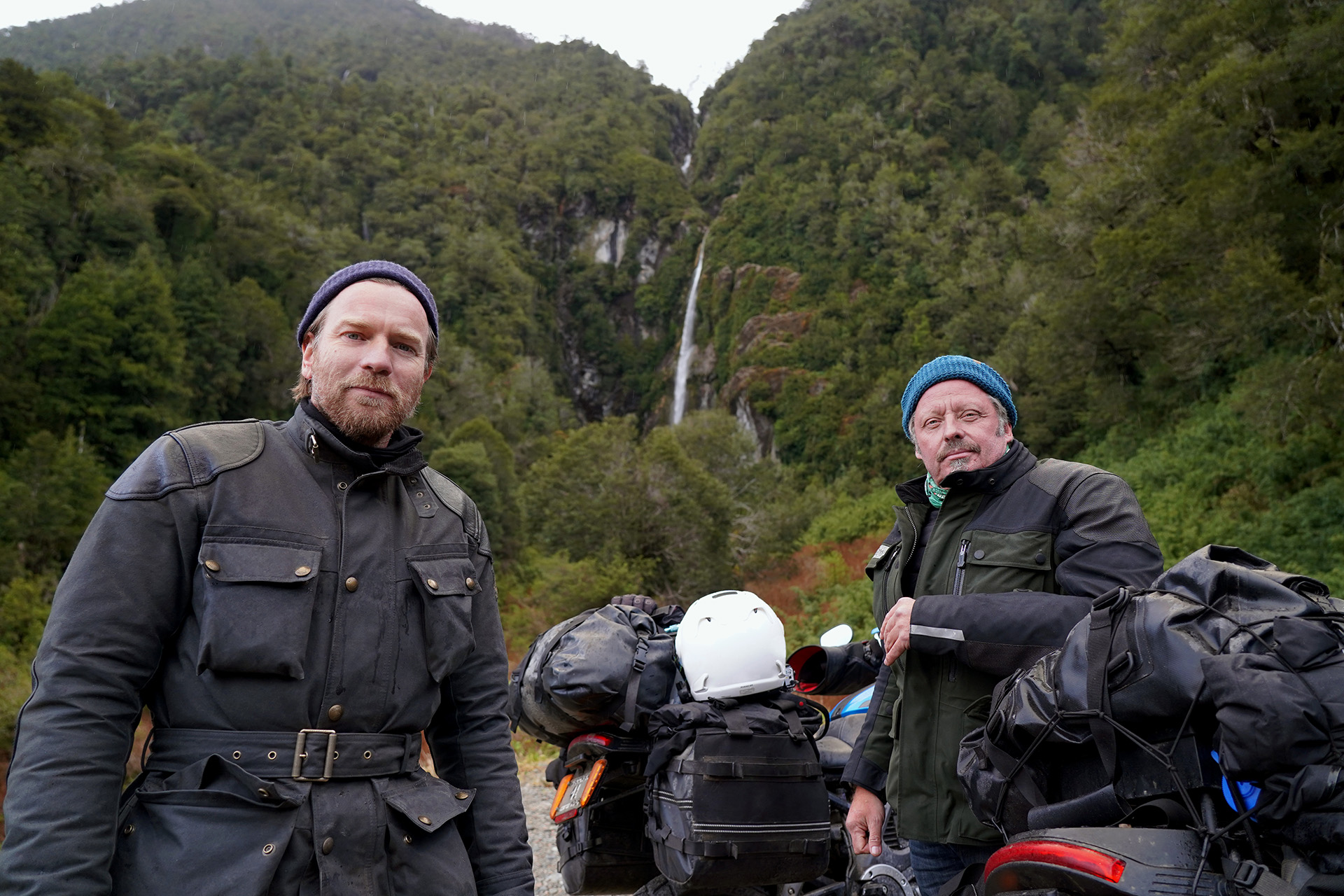 Юэн Макгрегор и Чарли Бурмен на съёмках сериала «Долгий путь на север»
