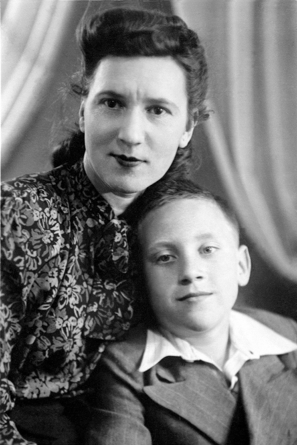 Владимир Высоцкий в детстве с мамой
