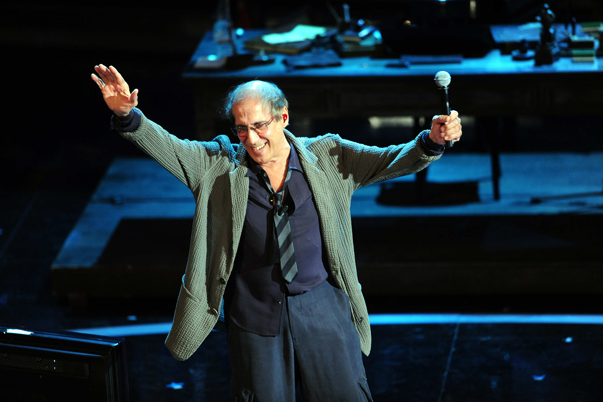 Адриано Челентано во время своего концерта