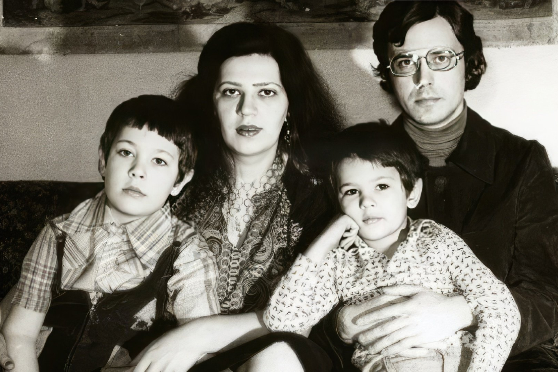 Артемий Лебедев в детстве с родителями и братом