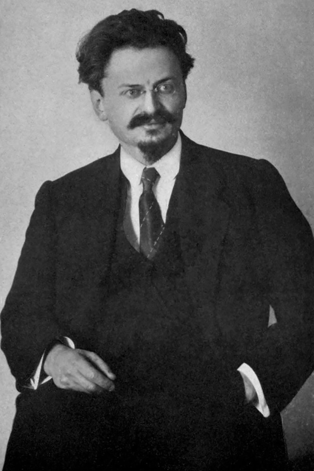 Председатель Петроградского совета Лев Троцкий в 1917 году