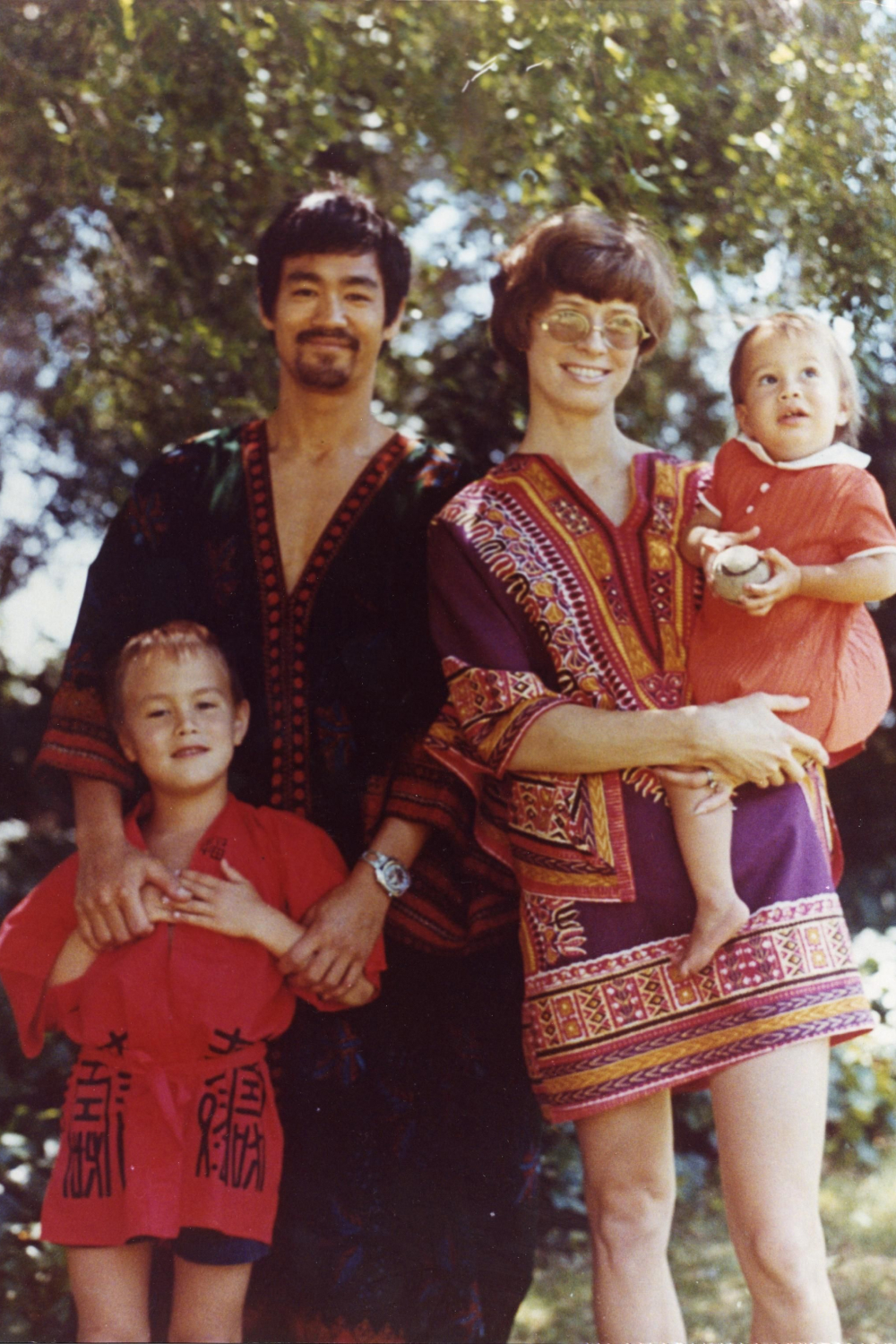 Брюс Ли с женой и детьми