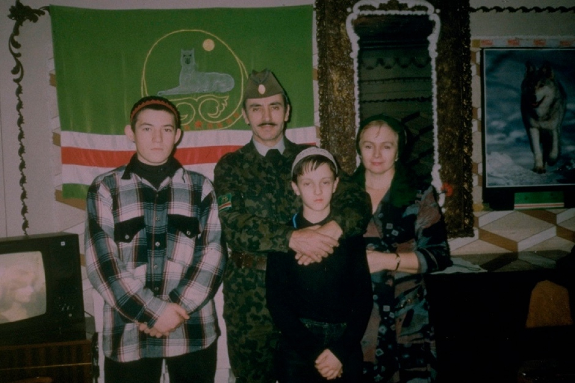 Джохар Дудаев с женой Аллой Дудаевой и детьми