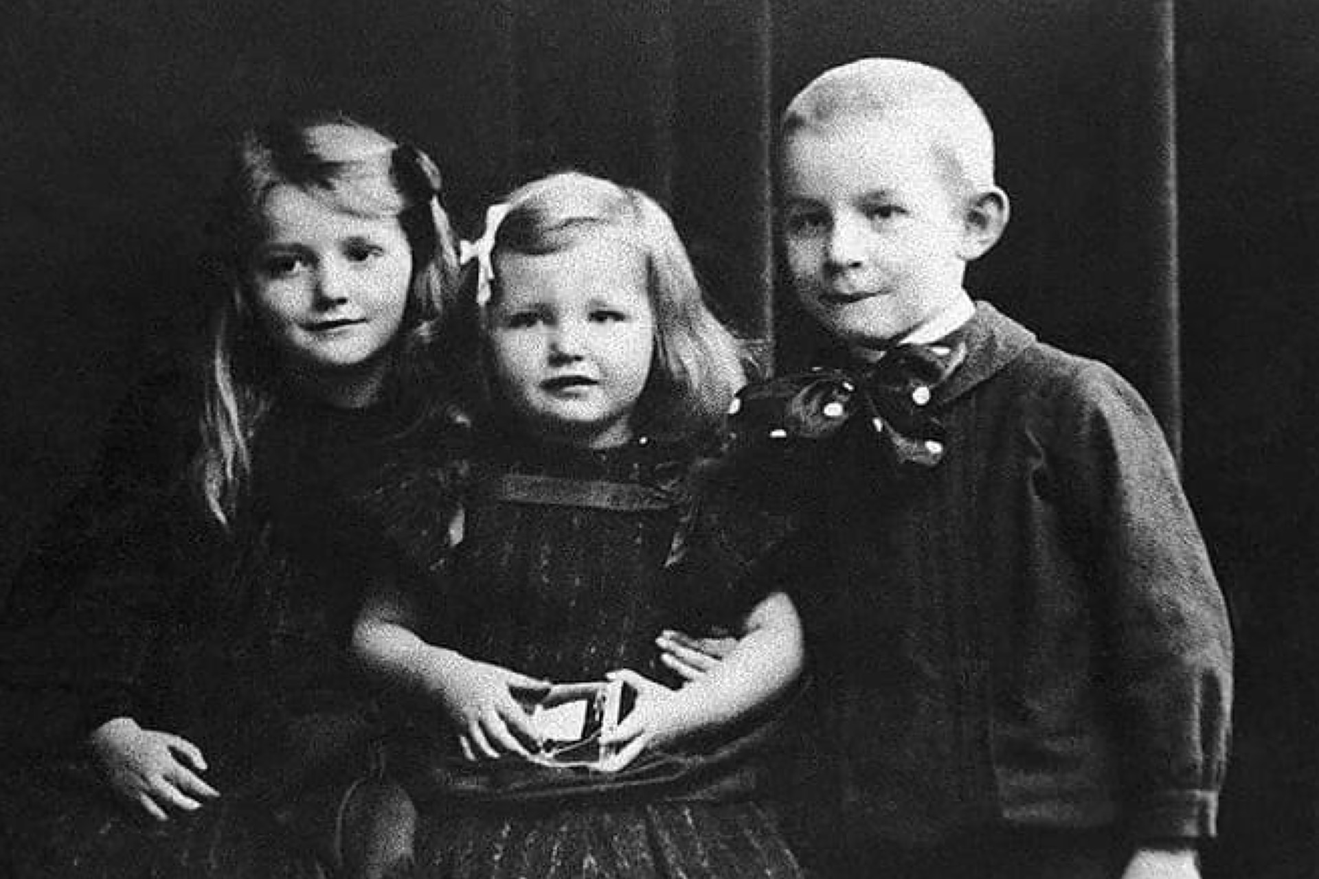 Эрих Мария Ремарк в детстве с сёстрами