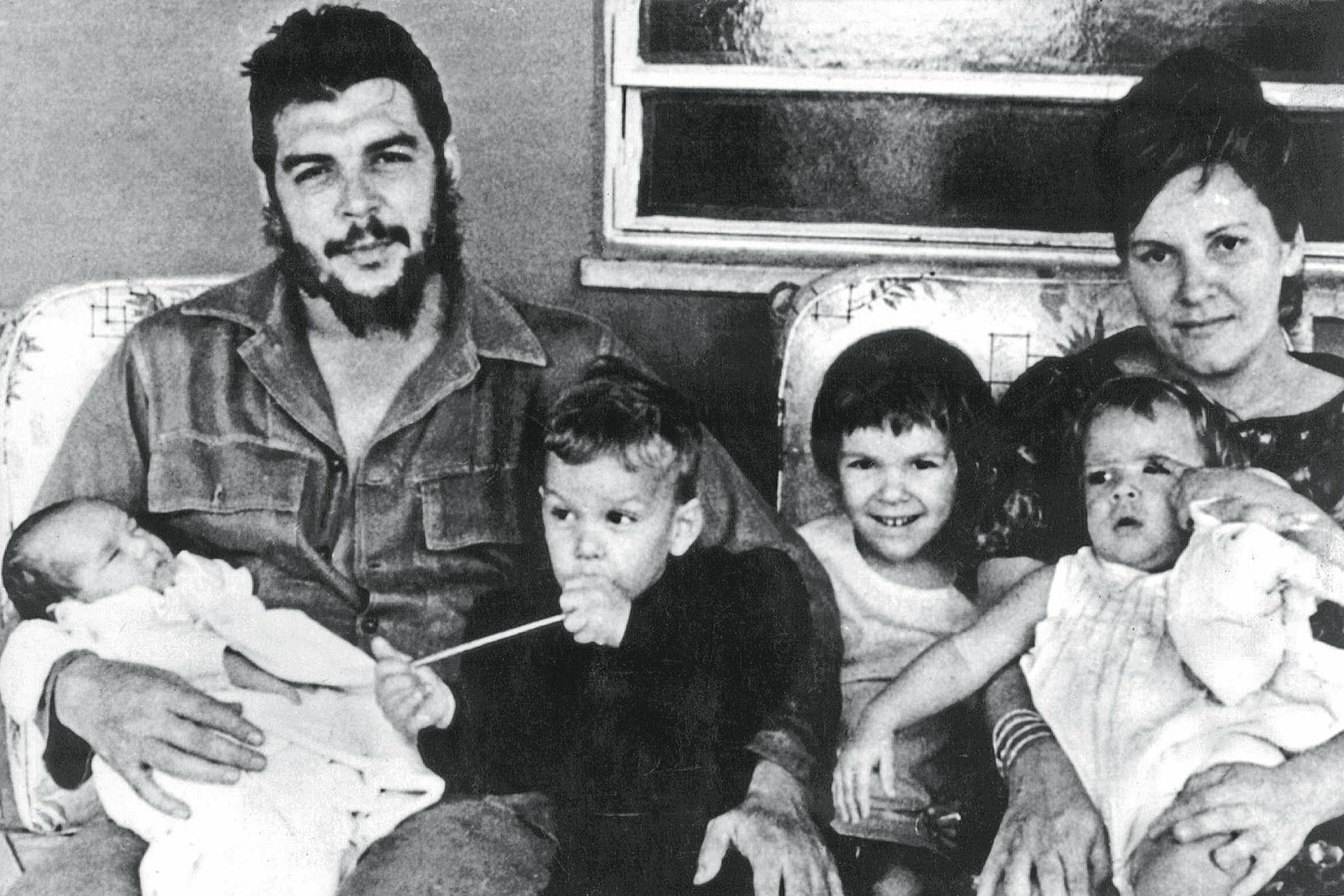 Эрнесто Че Гевара с женой Алейдой Марч и детьми