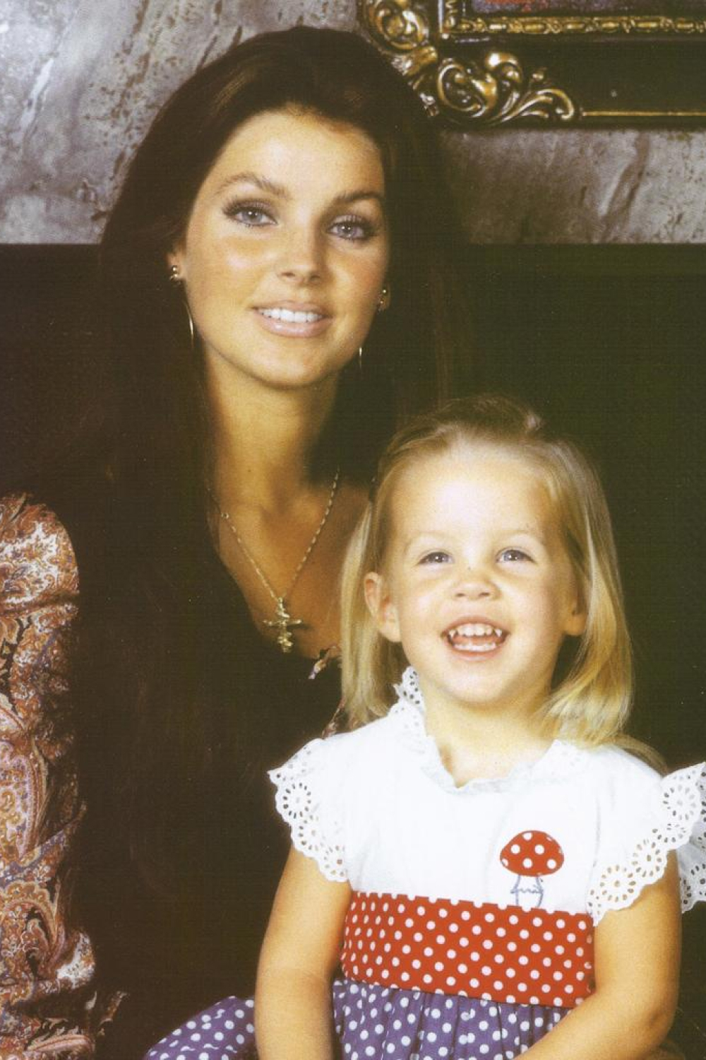 Лиза Мари Пресли с матерью в детстве