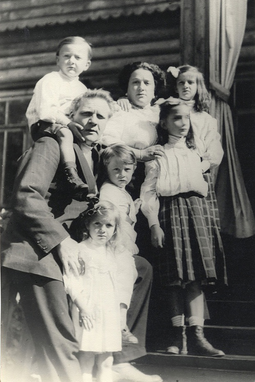 Фёдор Шаляпин с женой Иолой Торнаги и детьми