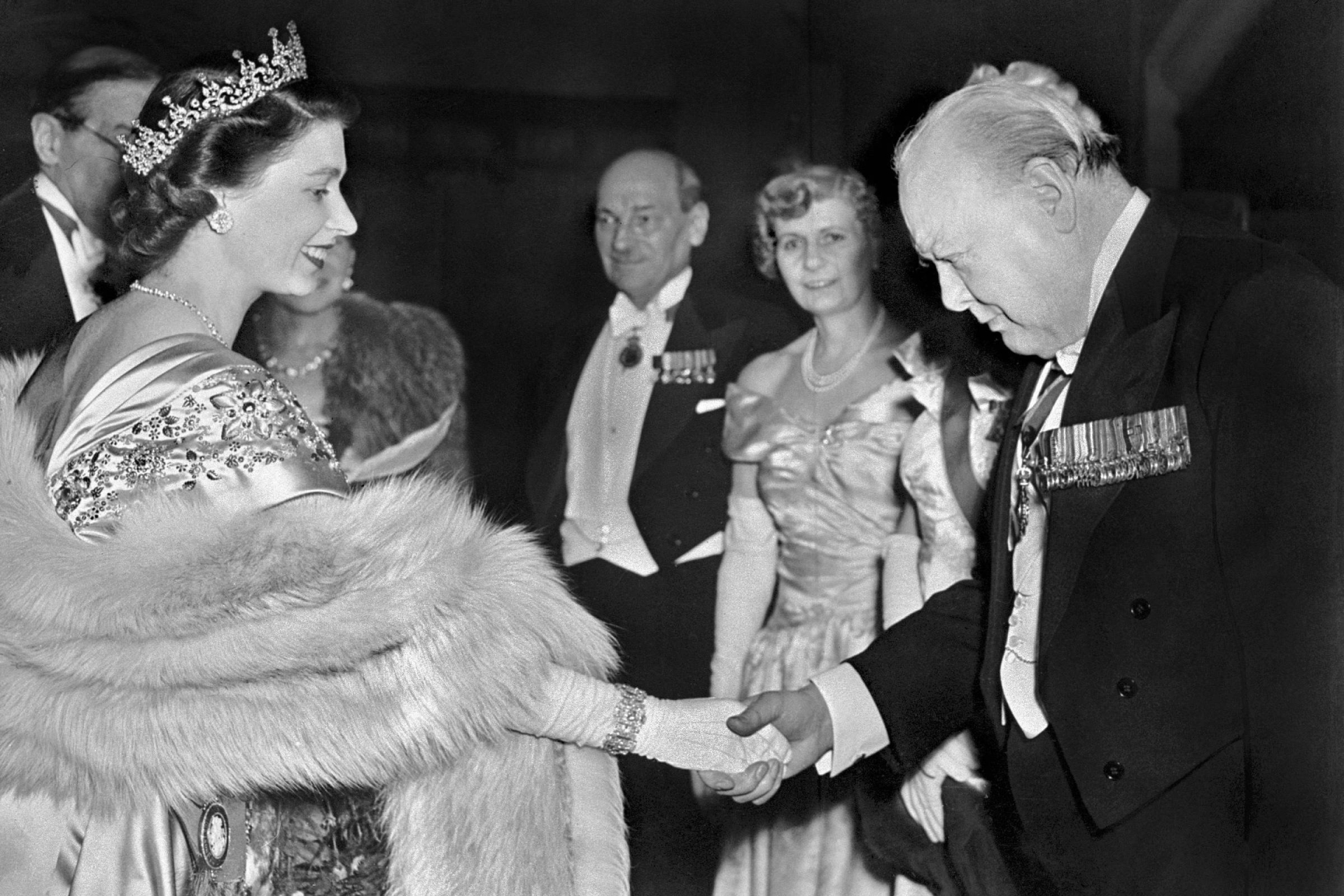 Уинстон Черчилль и Королева Елизавета II
