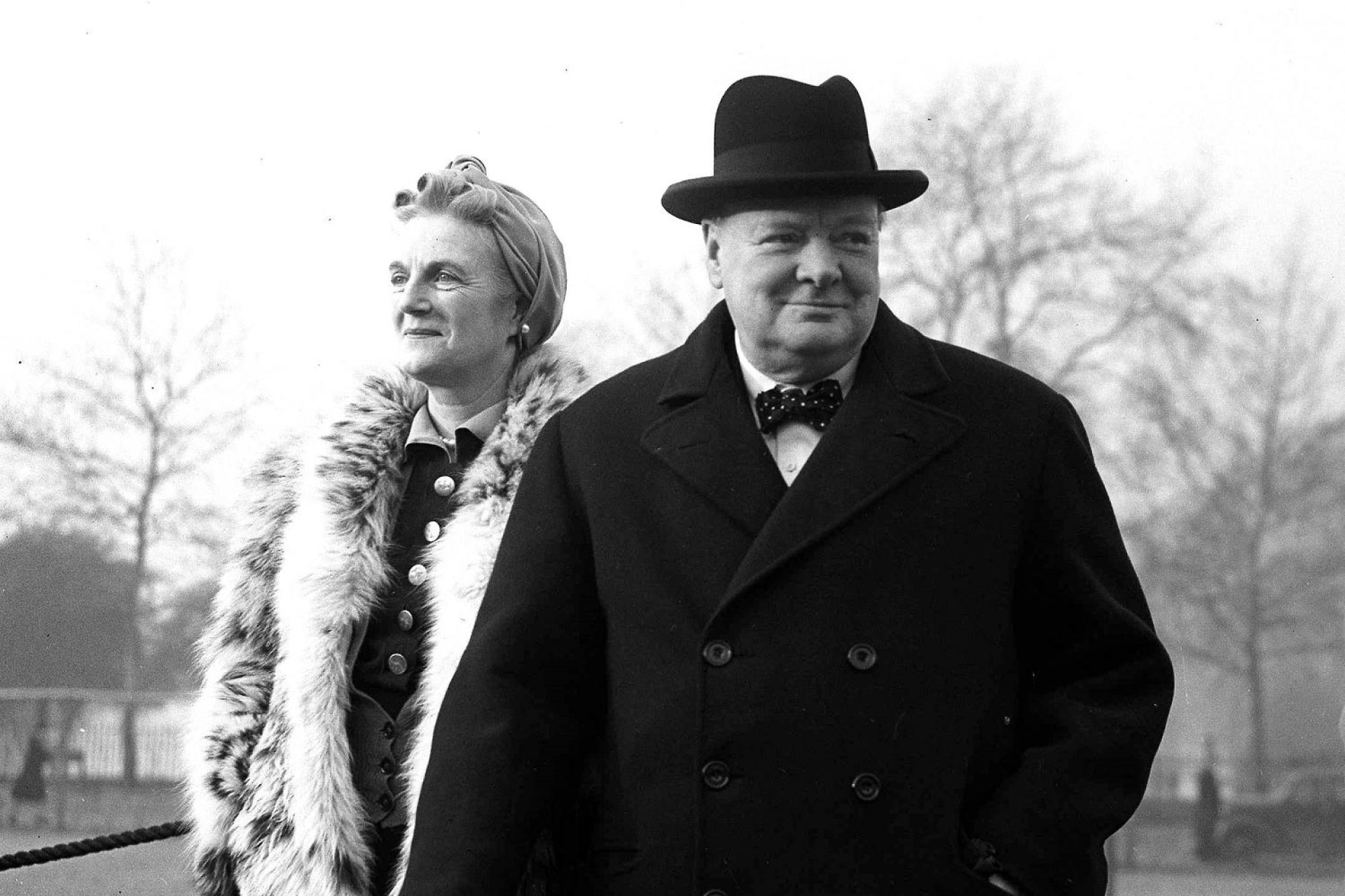 Уинстон Черчилль с женой Клементиной Хозьер