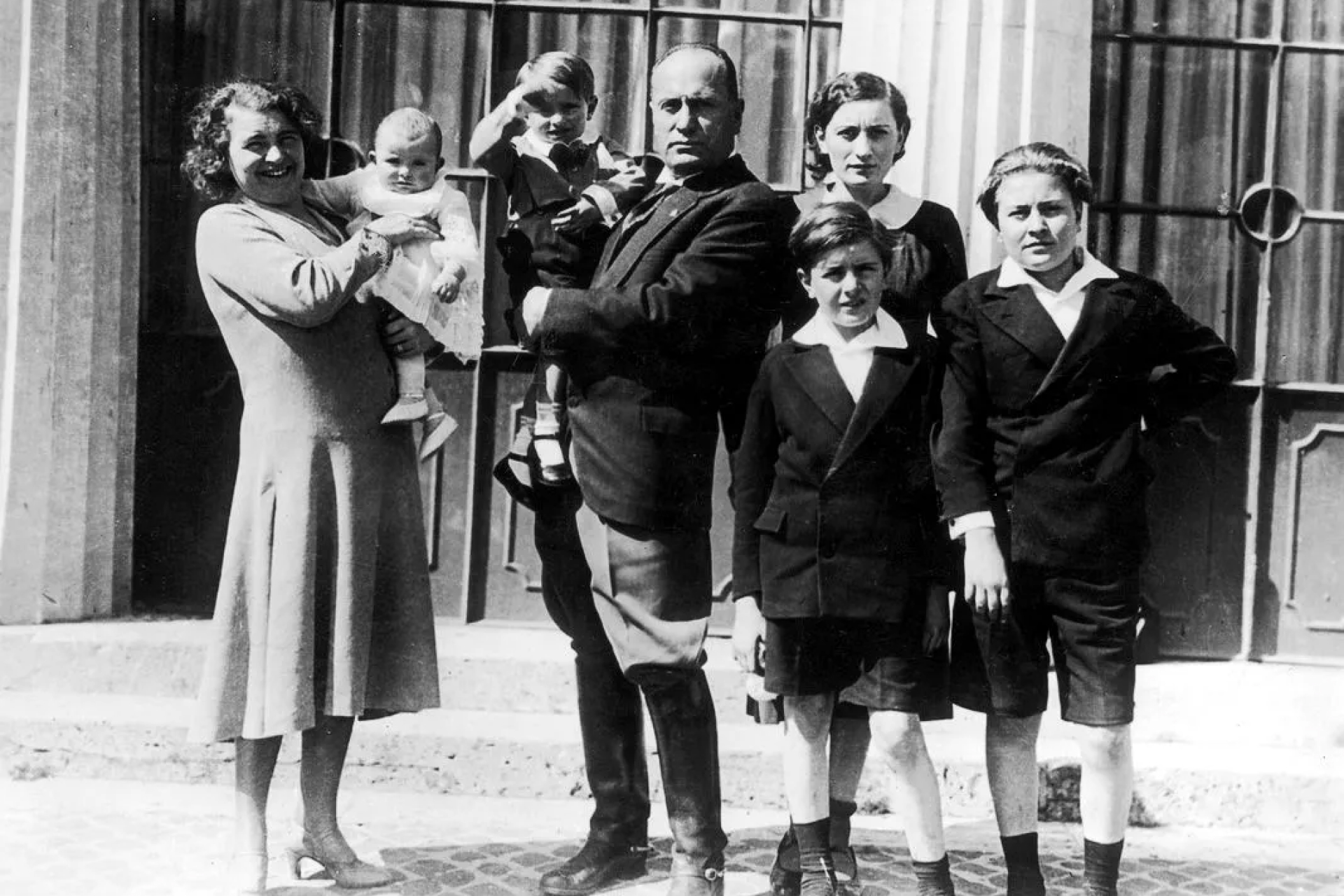 Бенито Муссолини с женой Ракеле и детьми