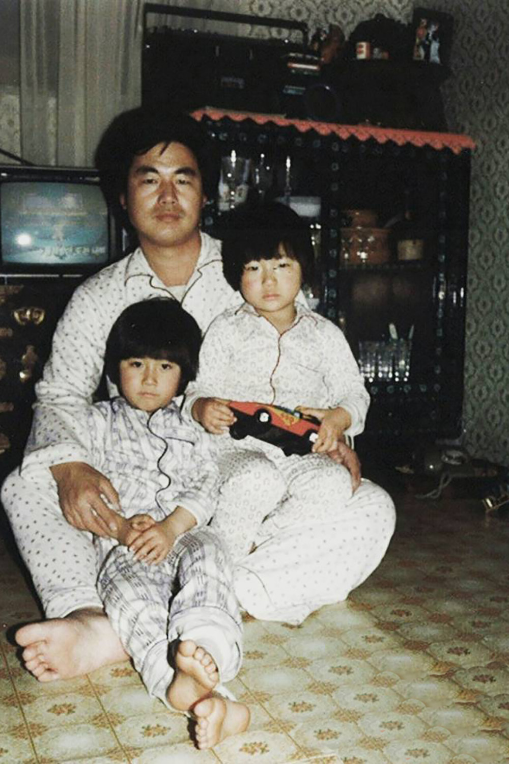 Чан Хёк в детстве с отцом и братом