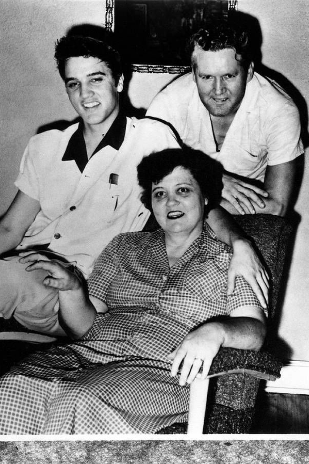 Элвис Пресли с родителями (1950)