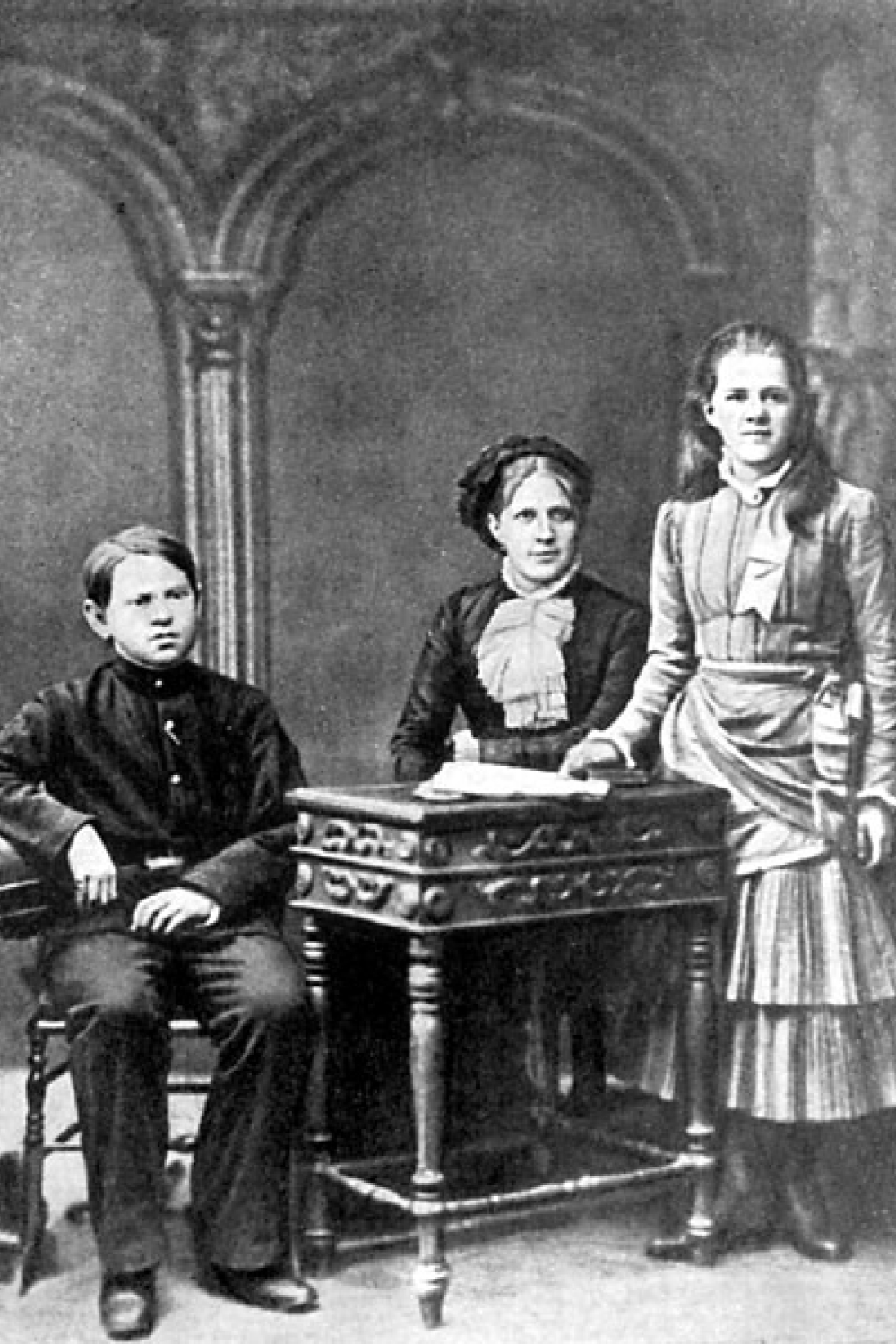 Вторая жена Фёдора Достоевского Анна Достоевская с детьми Фёдором и Любовью